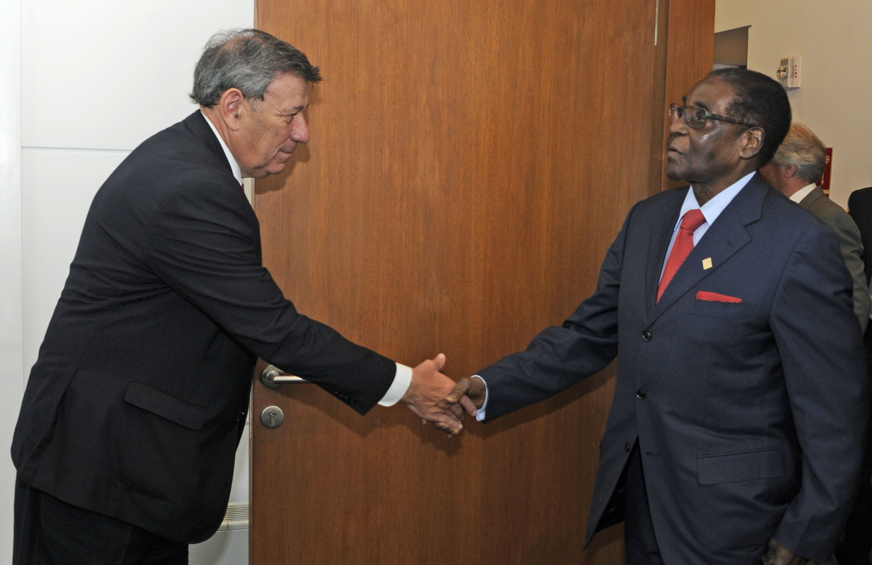 Canciller Rodolfo Nin Novoa recibe a Robert Mugabe