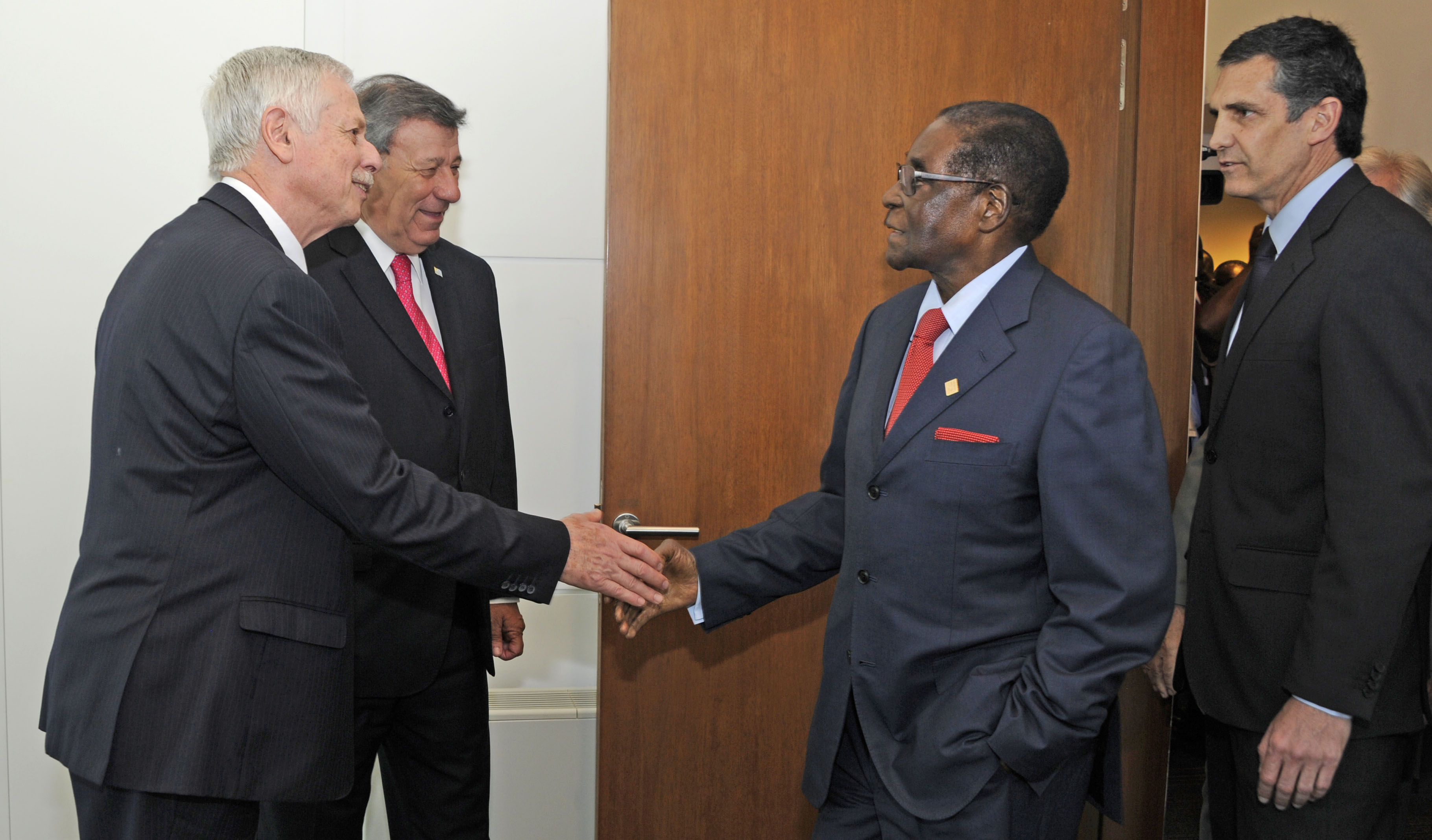 Ministro de Salud, Jorge Basso, recibe a Robert Mugabe