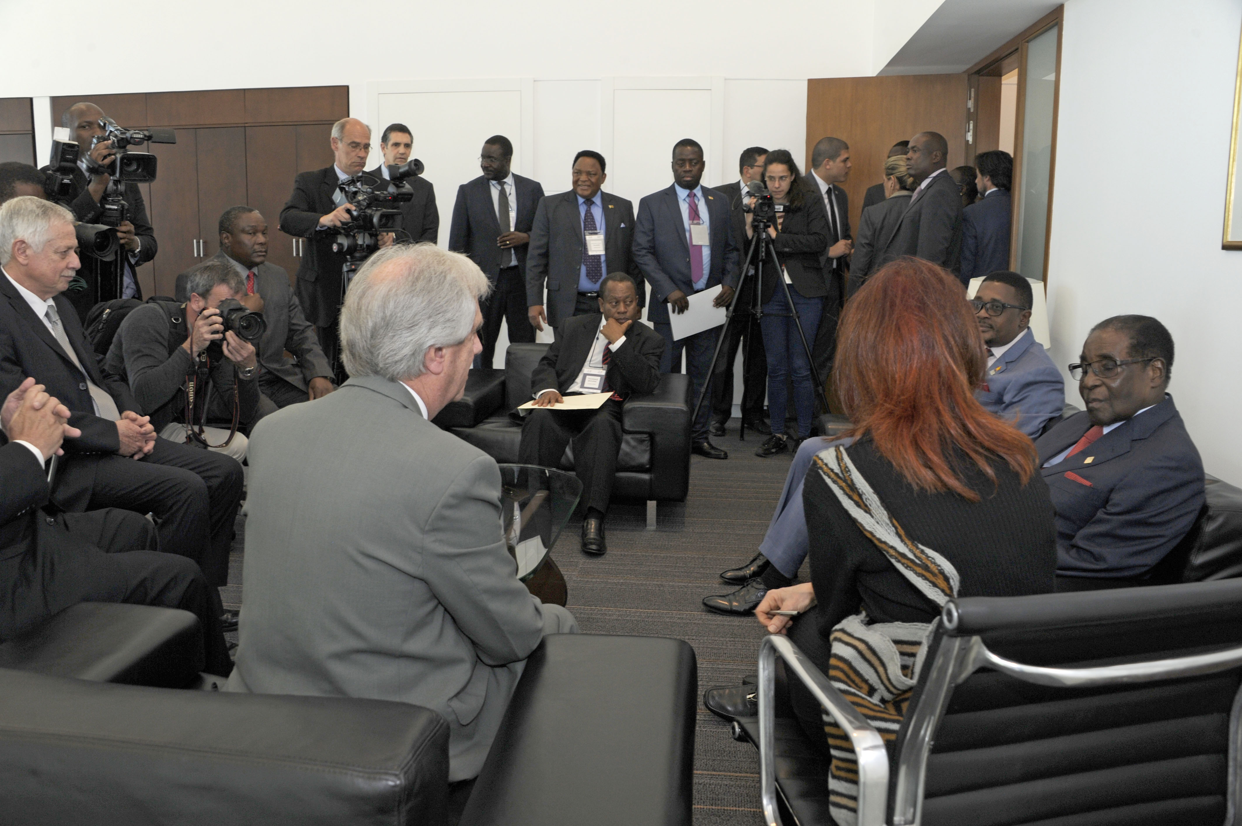 Presidente Tabaré Vázquez se reunió con su par de Zimbabue, Robert Mugabe