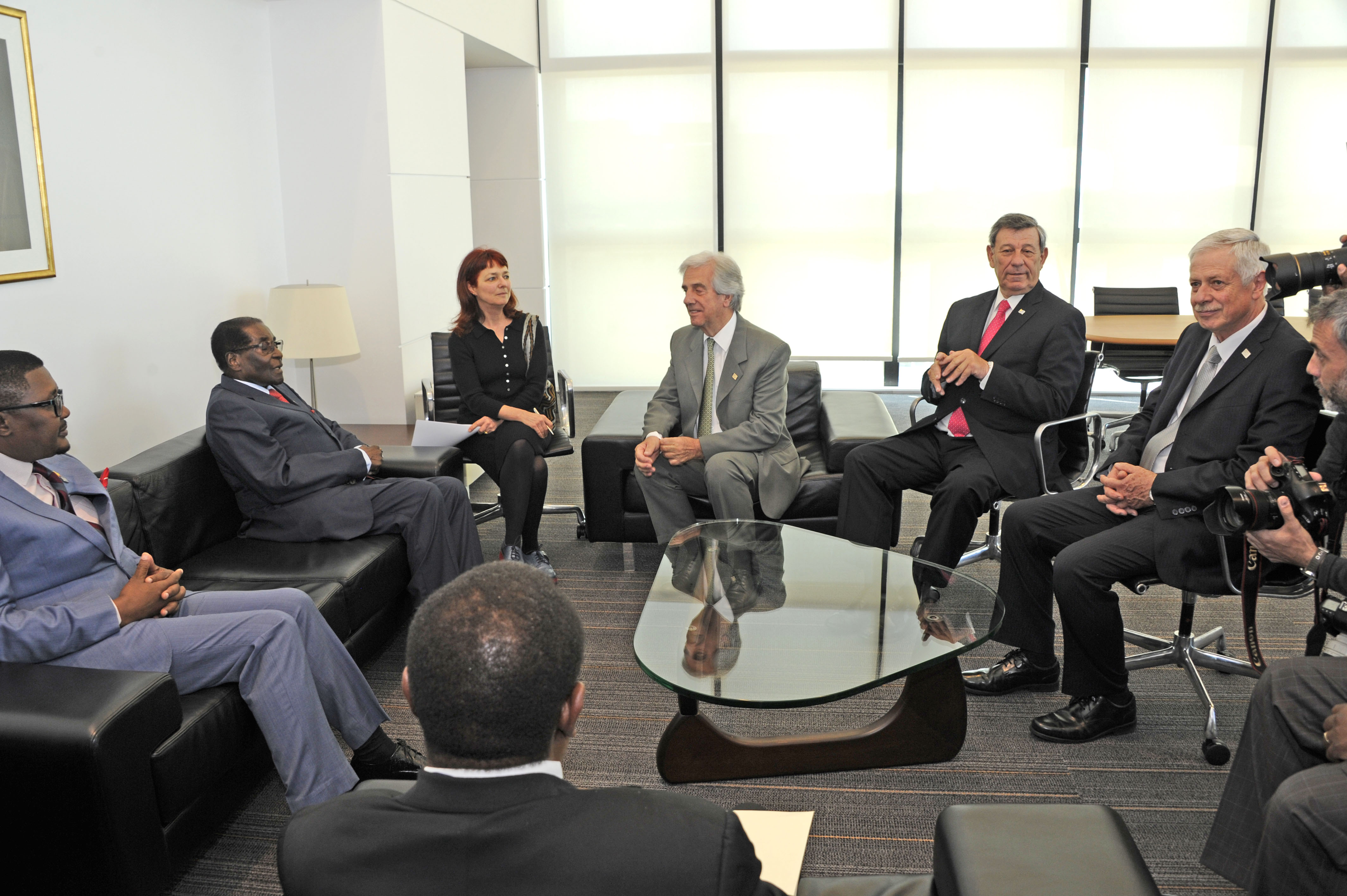 Presidente Tabaré Vázquez se reunió con su par de Zimbabue, Robert Mugabe