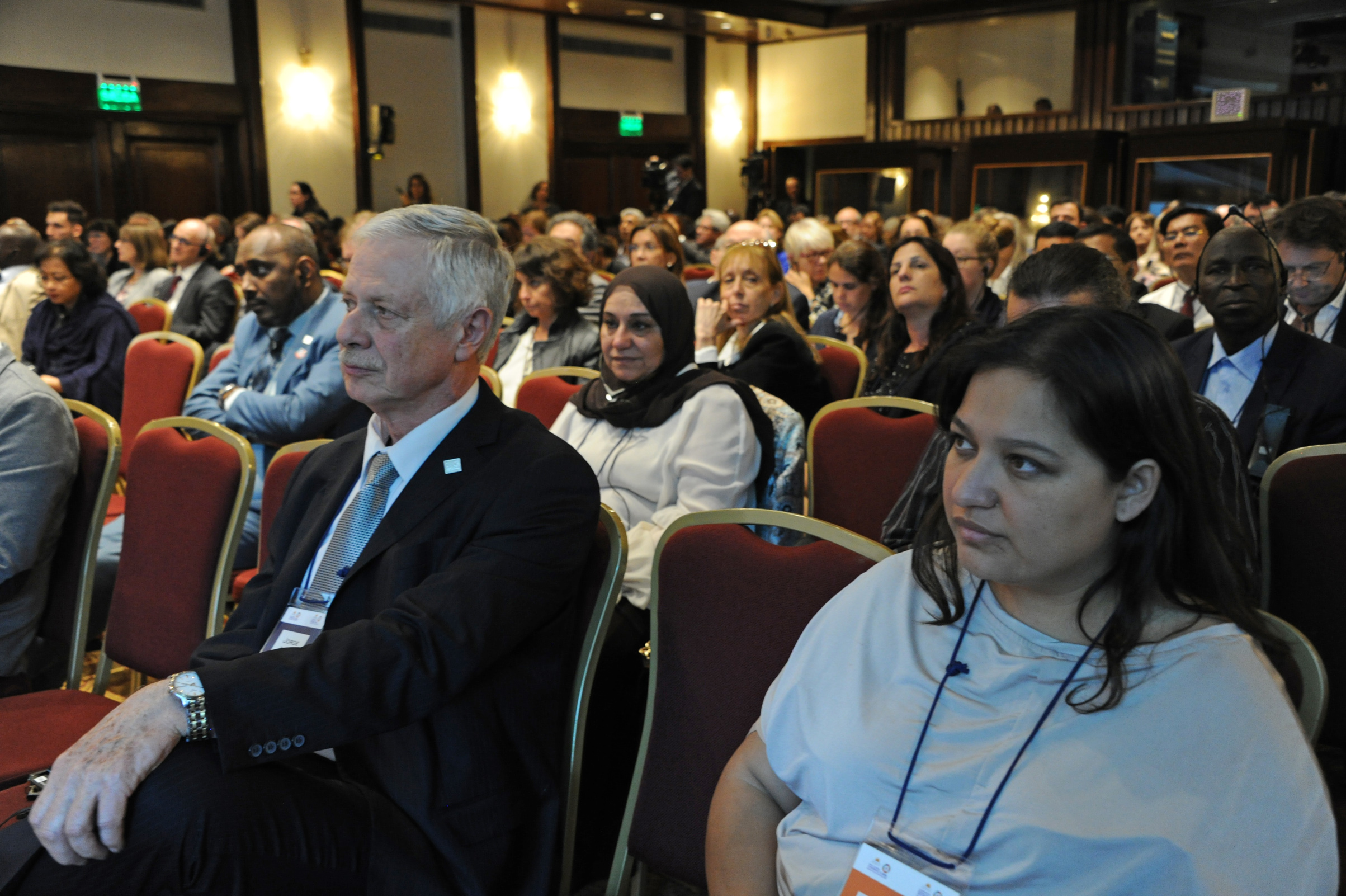 Ministro de Salud Pública, Jorge Basso, entre los asistentes al panel de especialistas