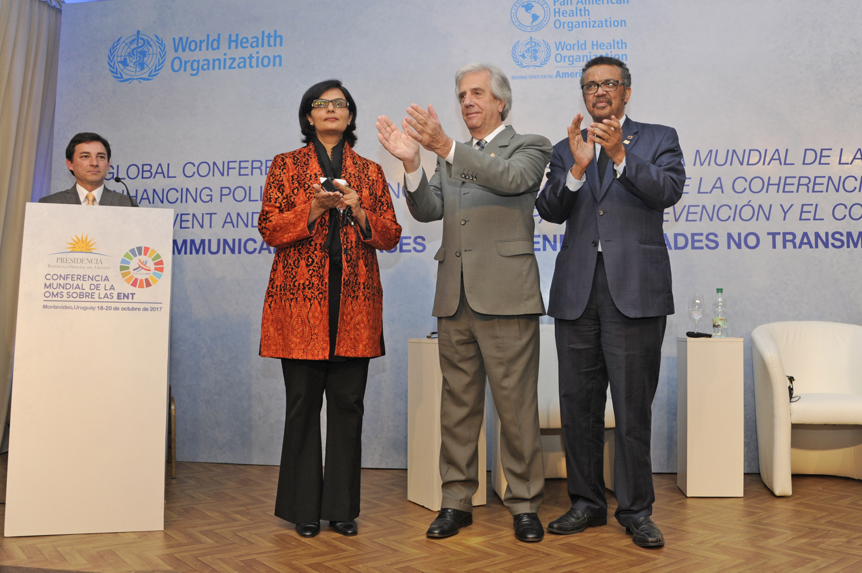 Tabaré Vázquez y Tedros Adhanom Ghebreyesus saludan tras el cierre de la Conferencia Mundial de la OMS sobre Enfermedades No Transmisibles