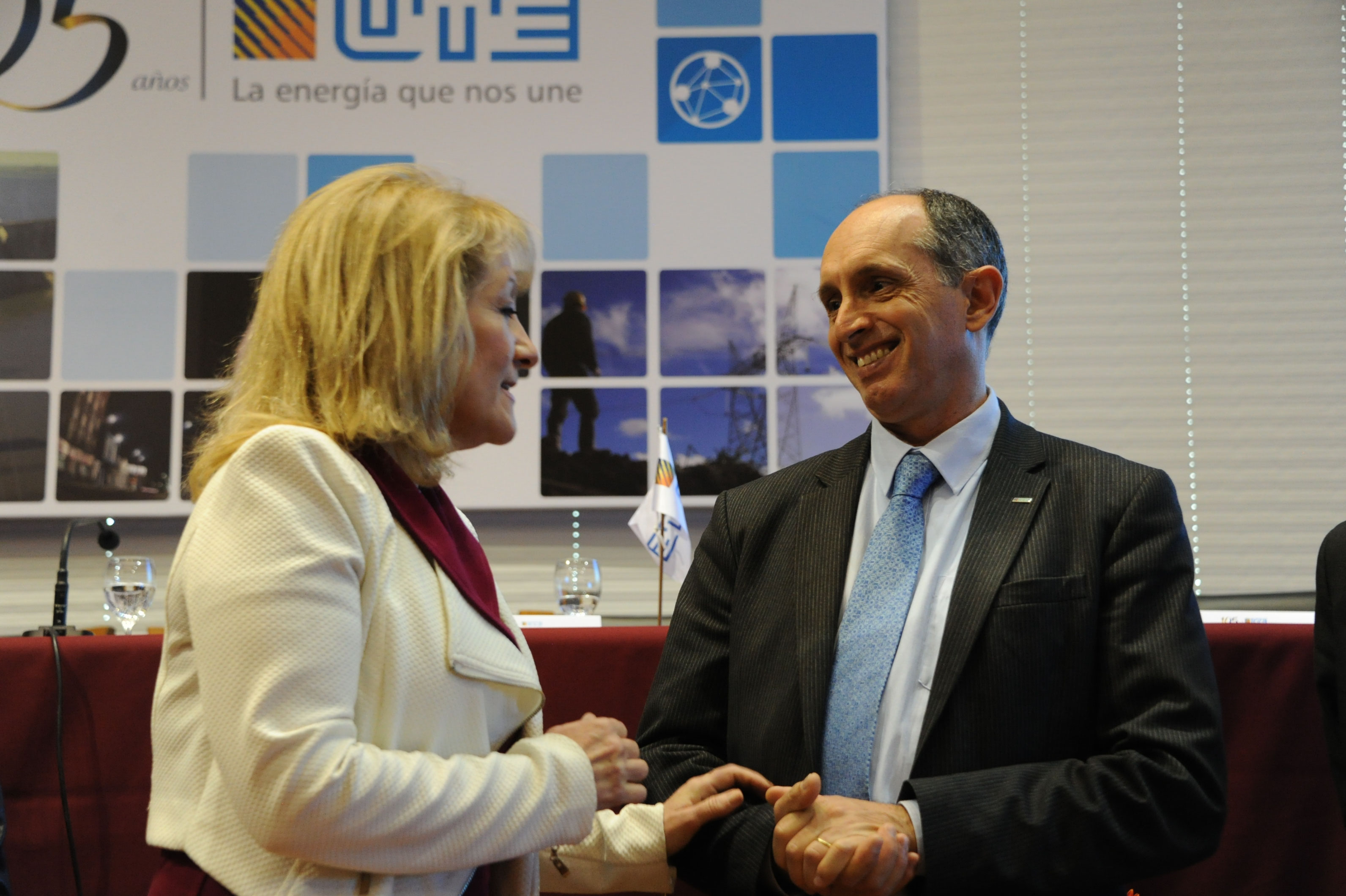 Ministra Carolina Cosse junto a presidente de UTE, Gonzalo Casaravilla
