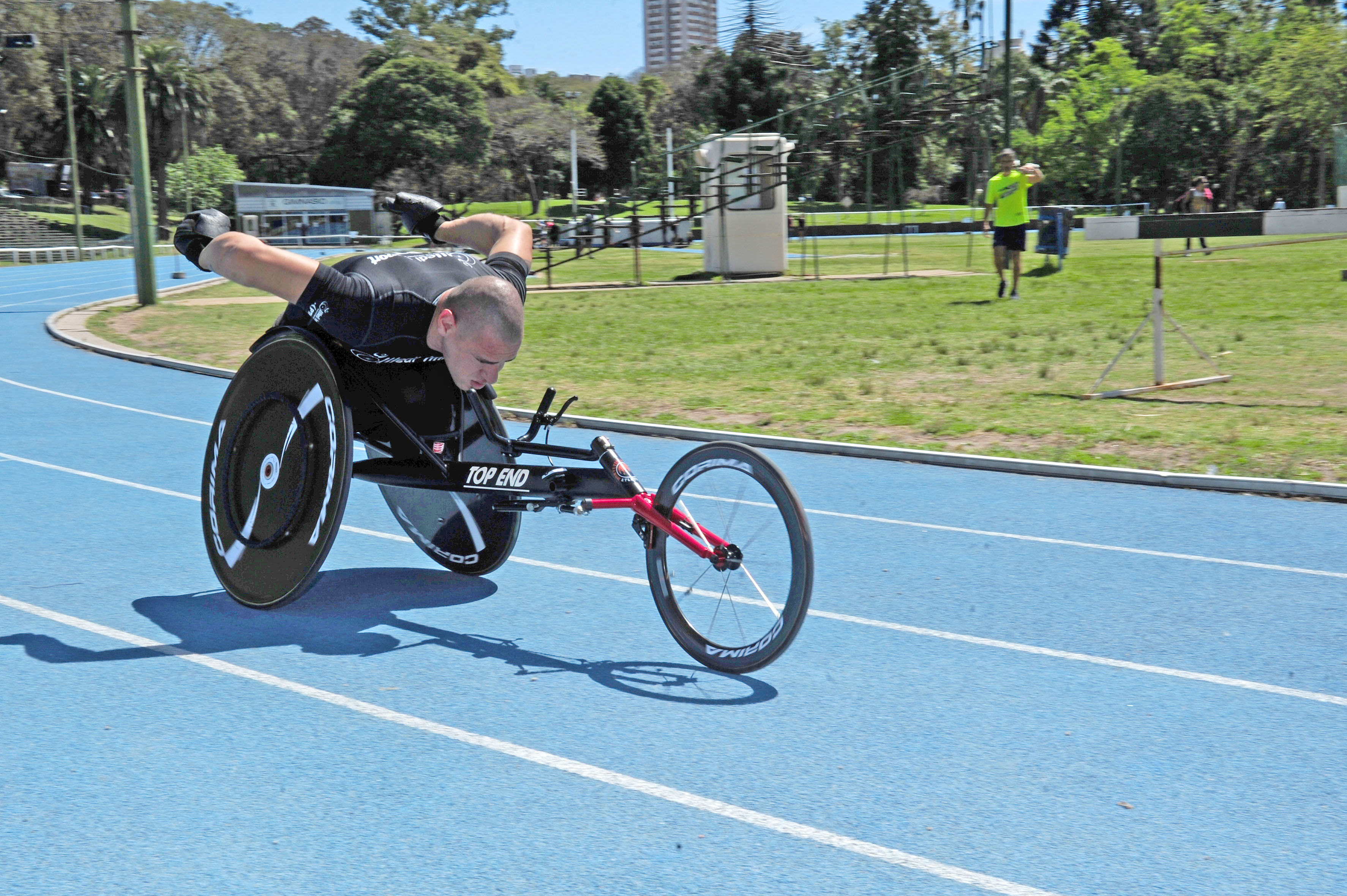 Entrega oficial de la nueva silla de atletismo para el deportista uruguayo Eduardo Dutra