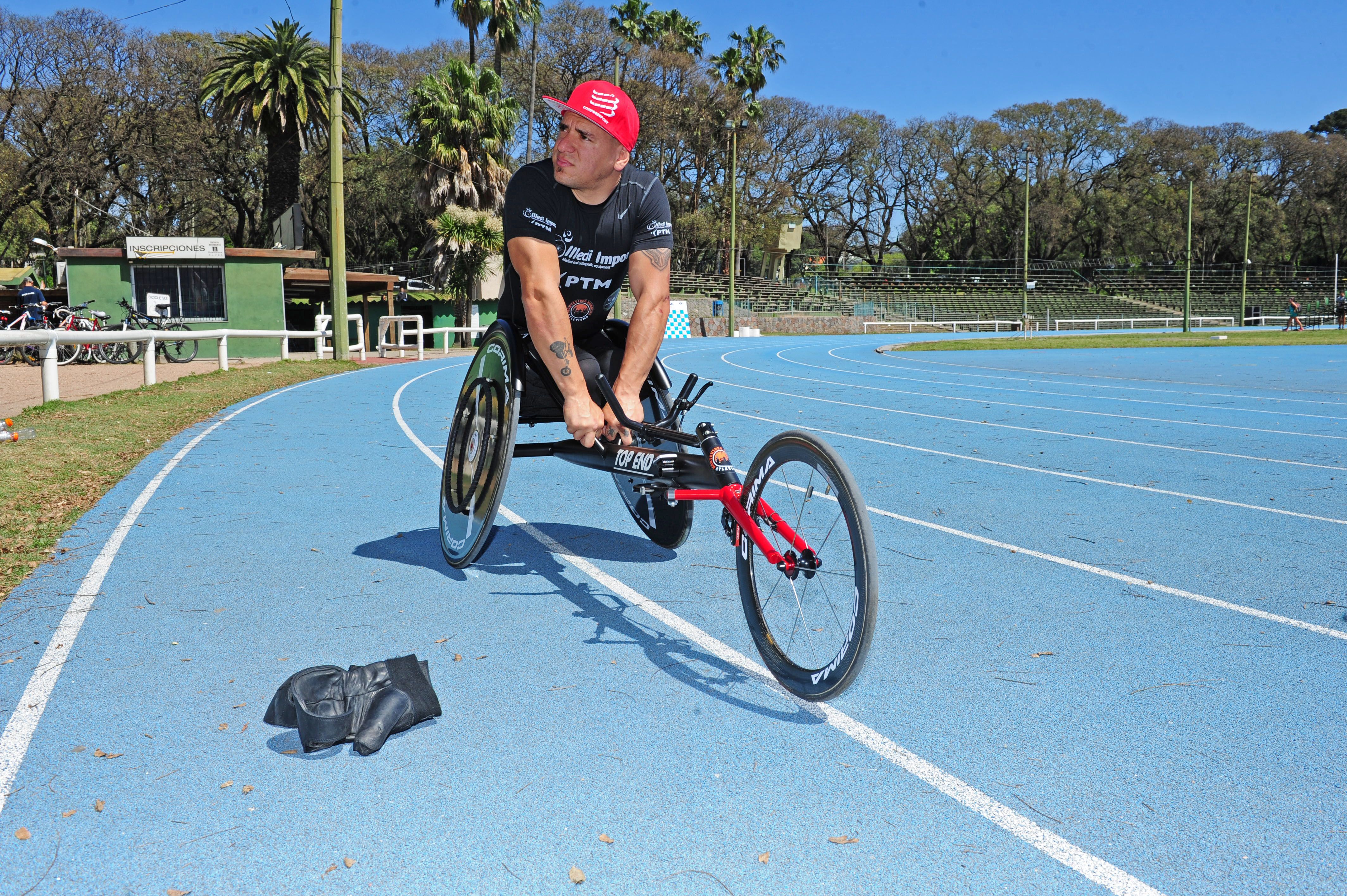 Entrega oficial de la nueva silla de atletismo para el deportista uruguayo Eduardo Dutra