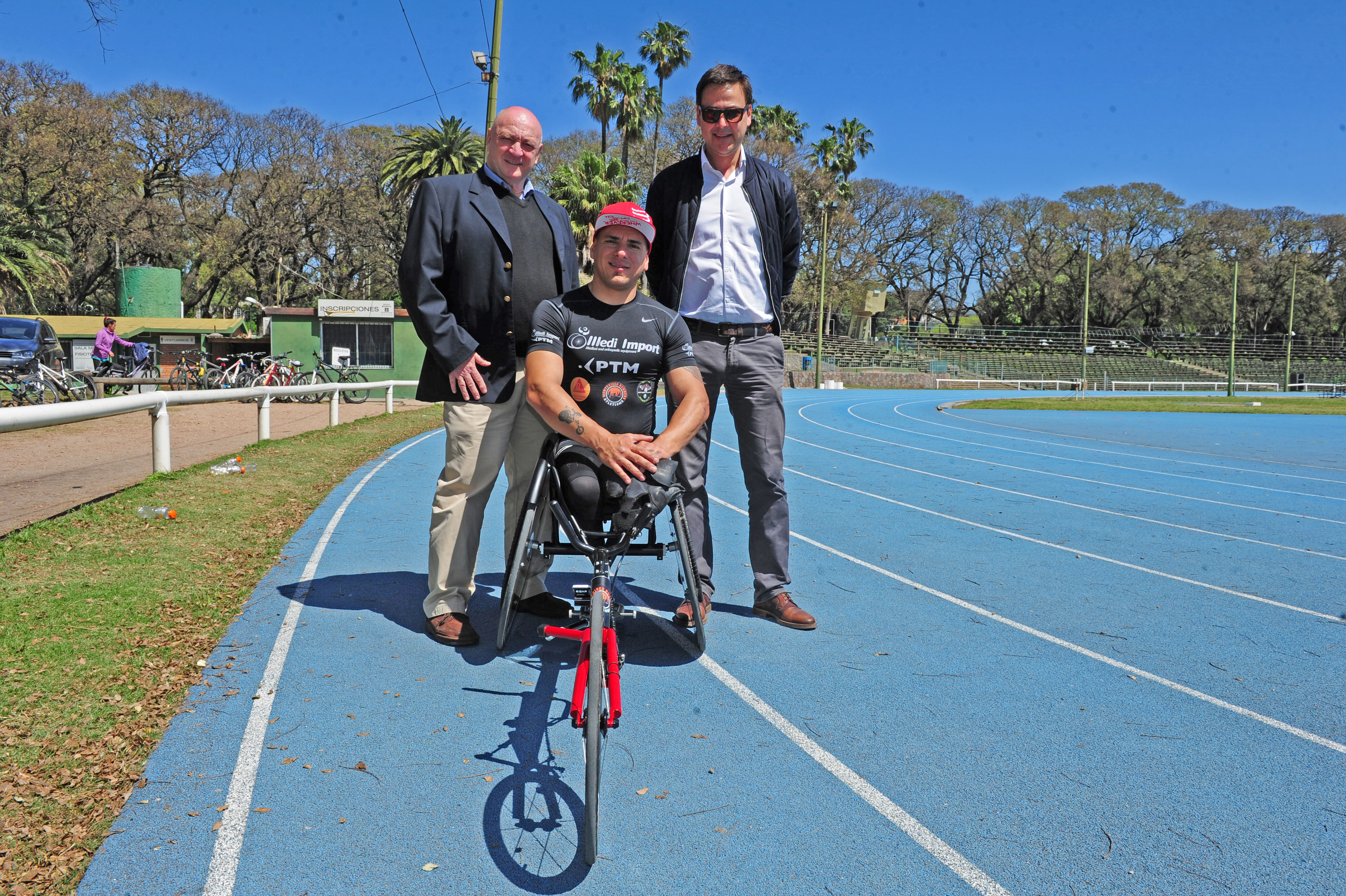 Coordinador de Deportes Federados y de Programas Especiales, Alberto Espasandín y Pablo Hernández, junto al deportista uruguayo Eduardo Dutra
