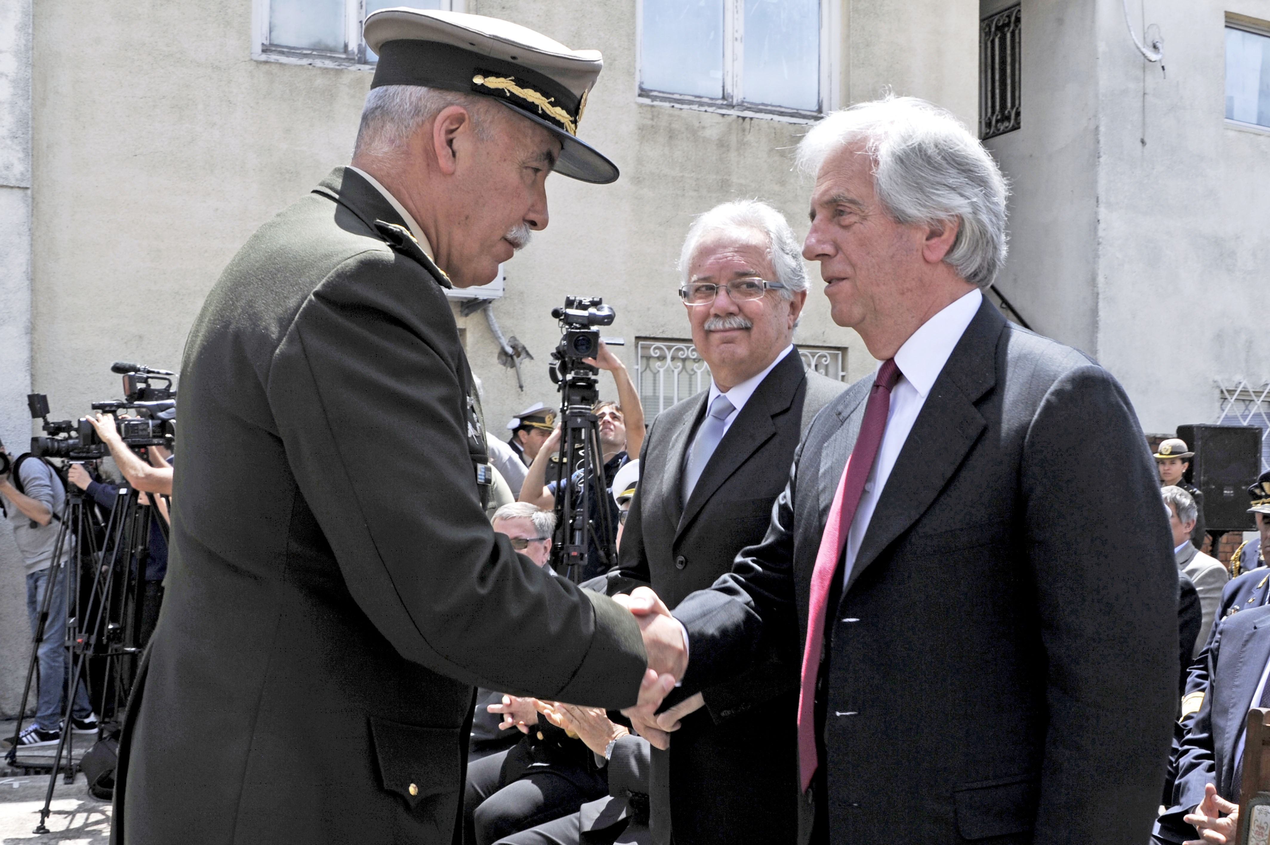 Presidente Vázquez y el Jefe del Estado Mayor de la Defensa, José Saavedra se saludan