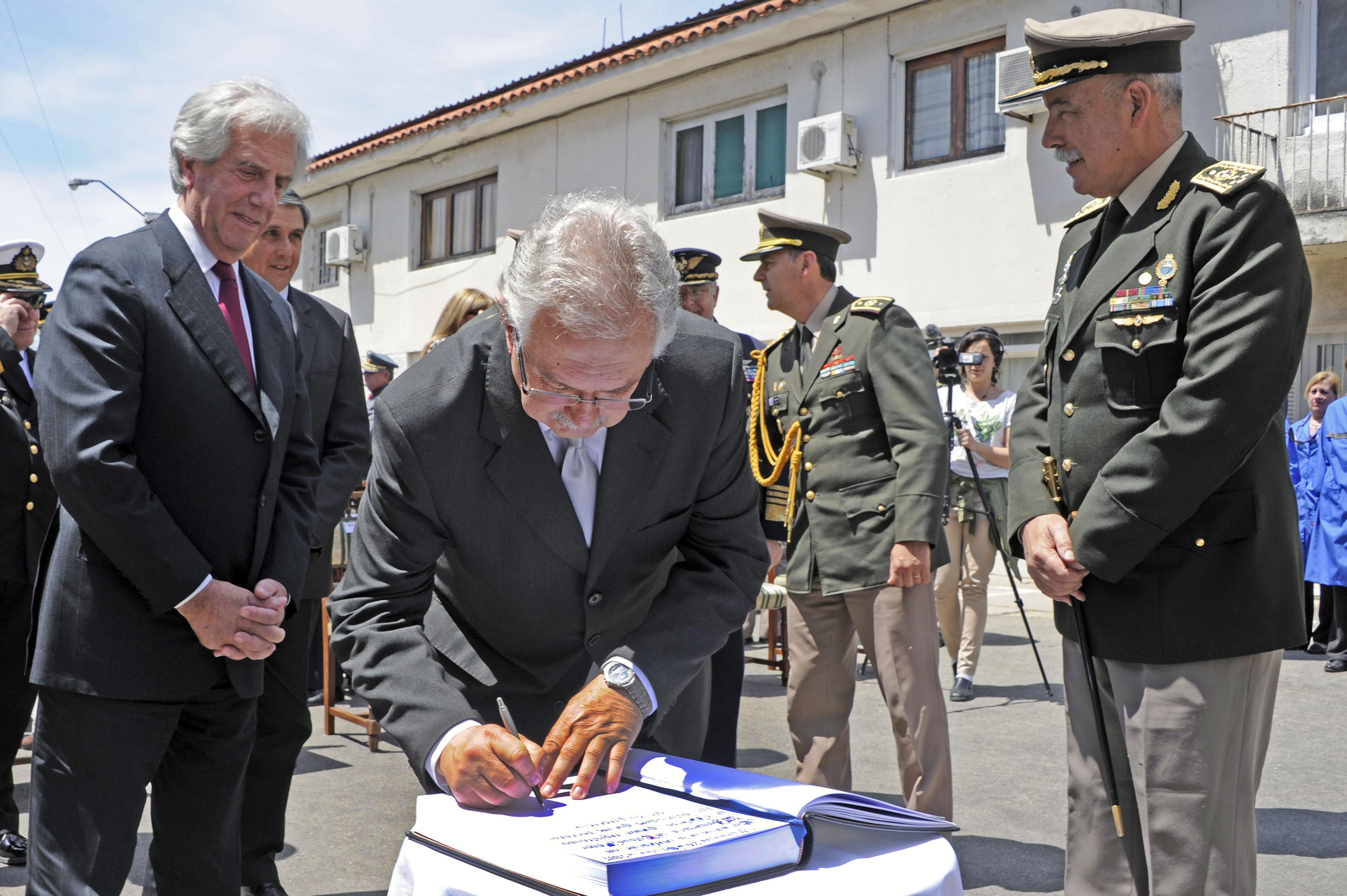 Ministro de Defensa, Jorge Menéndez firma el libro de visitas
