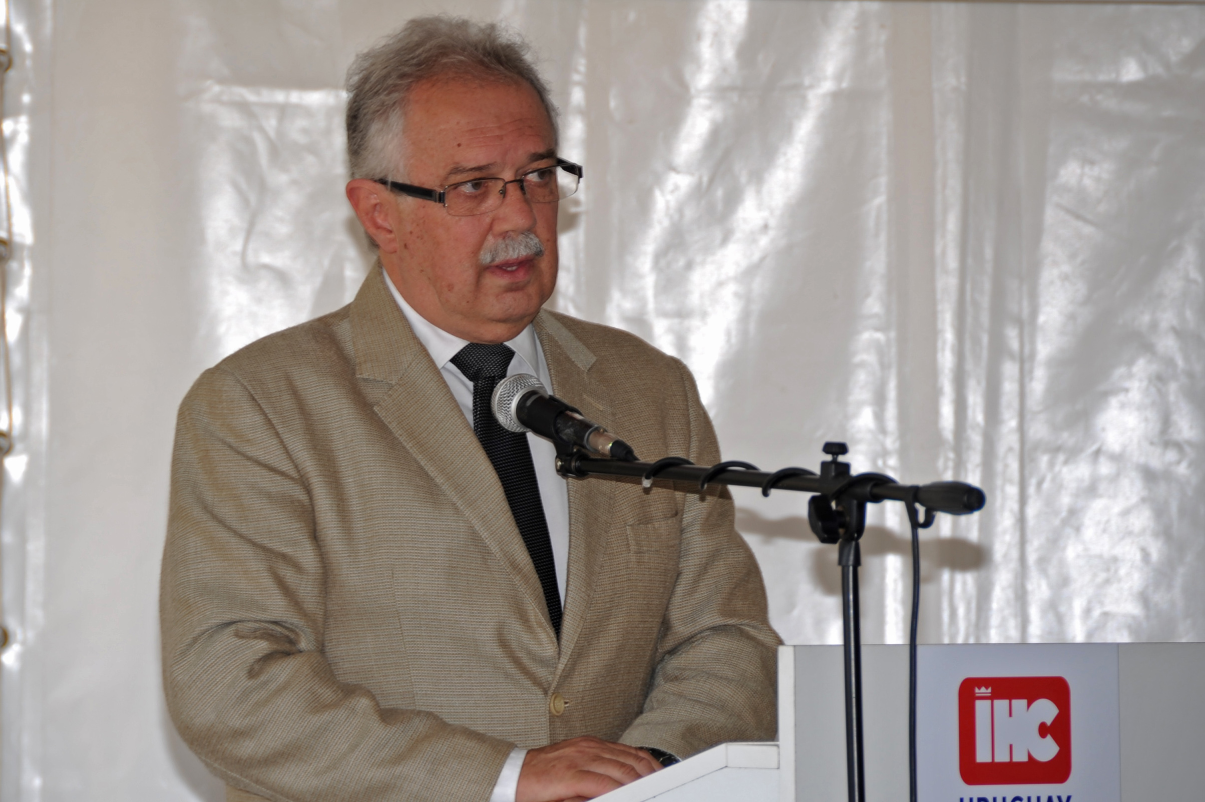 Ministro de Defensa Nacional, Jorge Menéndez, haciendo uso de la palabra
