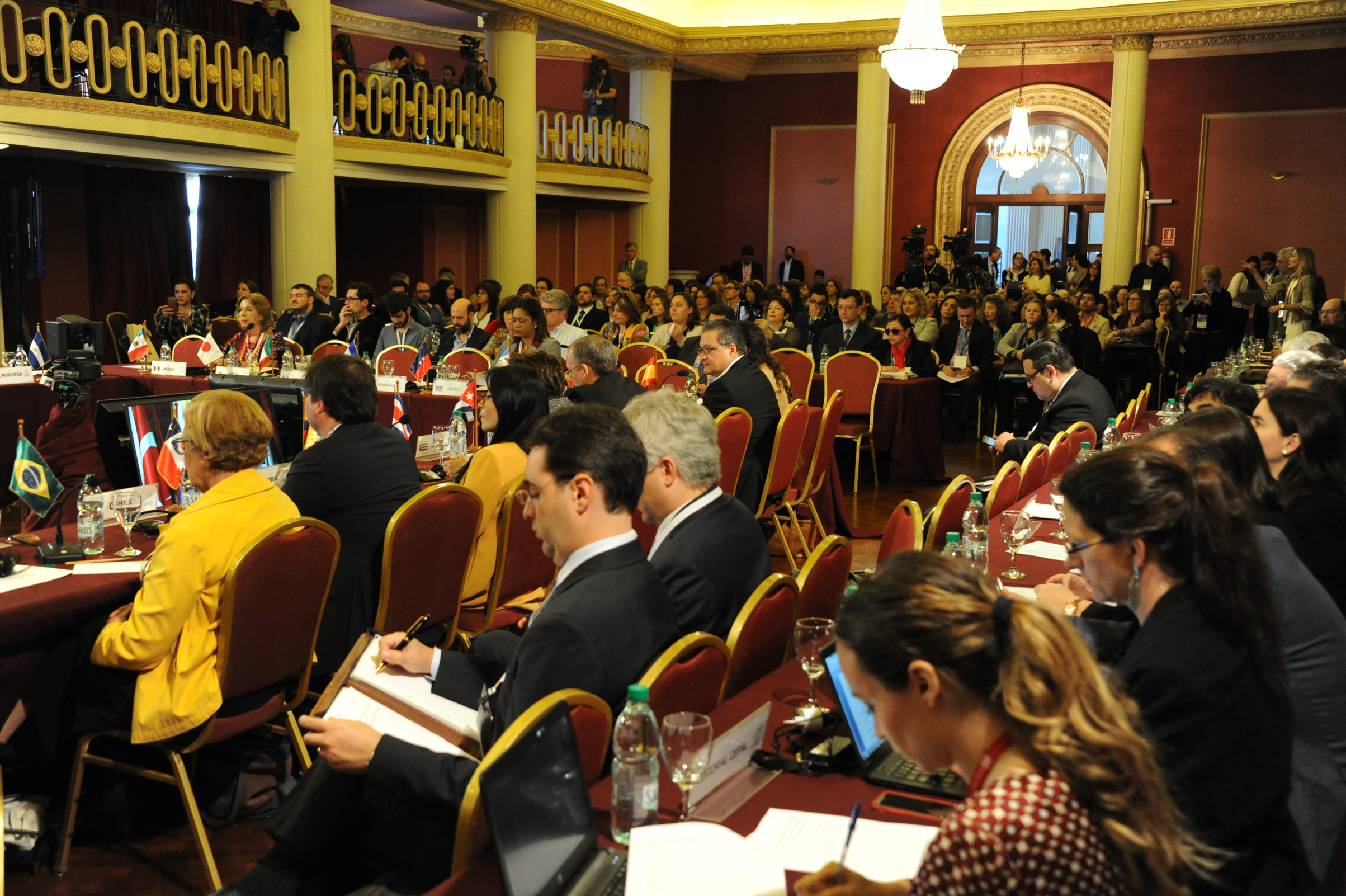 Asistentes a la reunión regional de Cepal en edificio Mercosur
