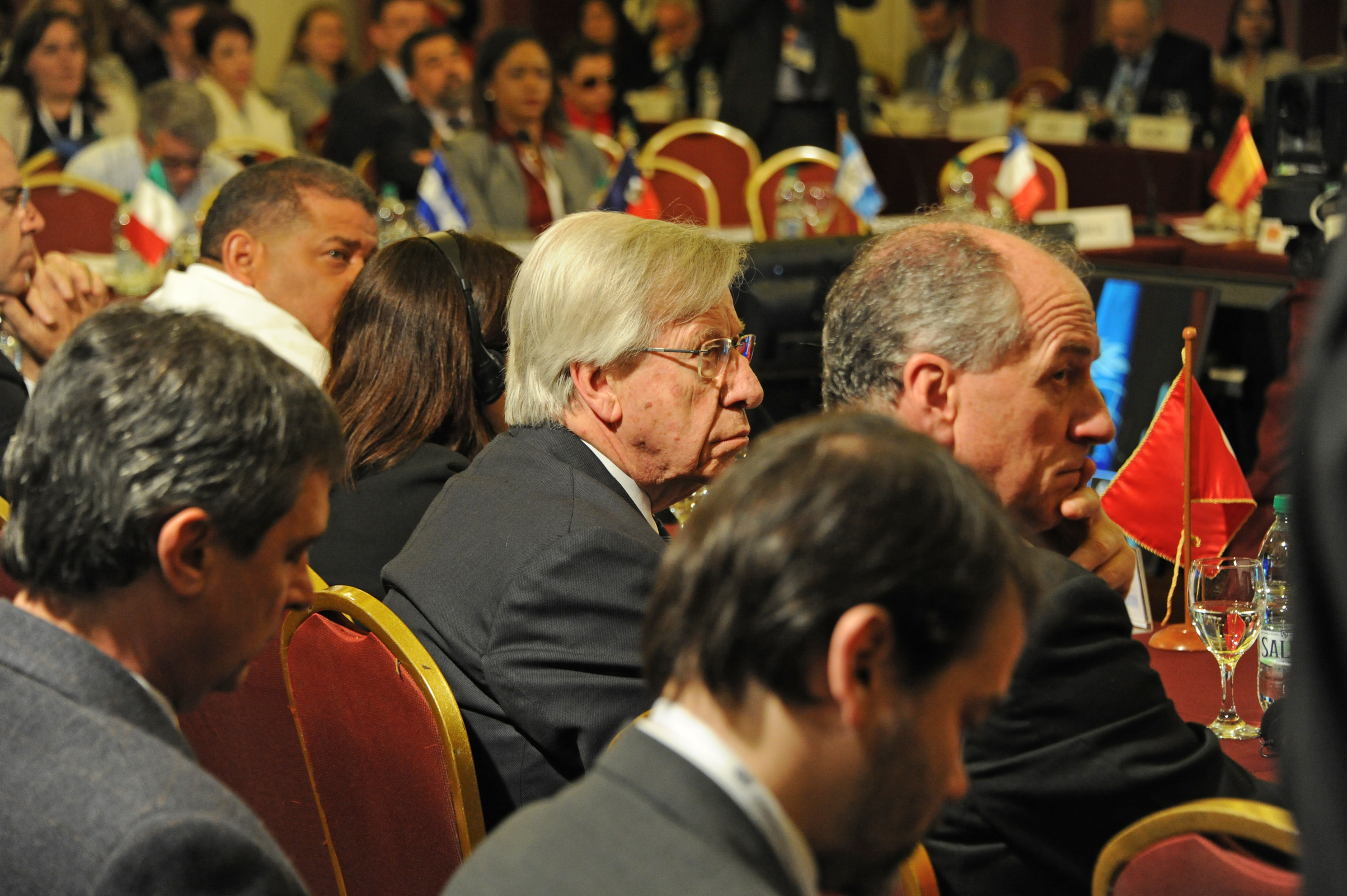 Ministro de Economía y Finanzas, Danilo Astori, y ministro de Trabajo, Ernesto Murro, entre las autoridades asistentes a la conferencia