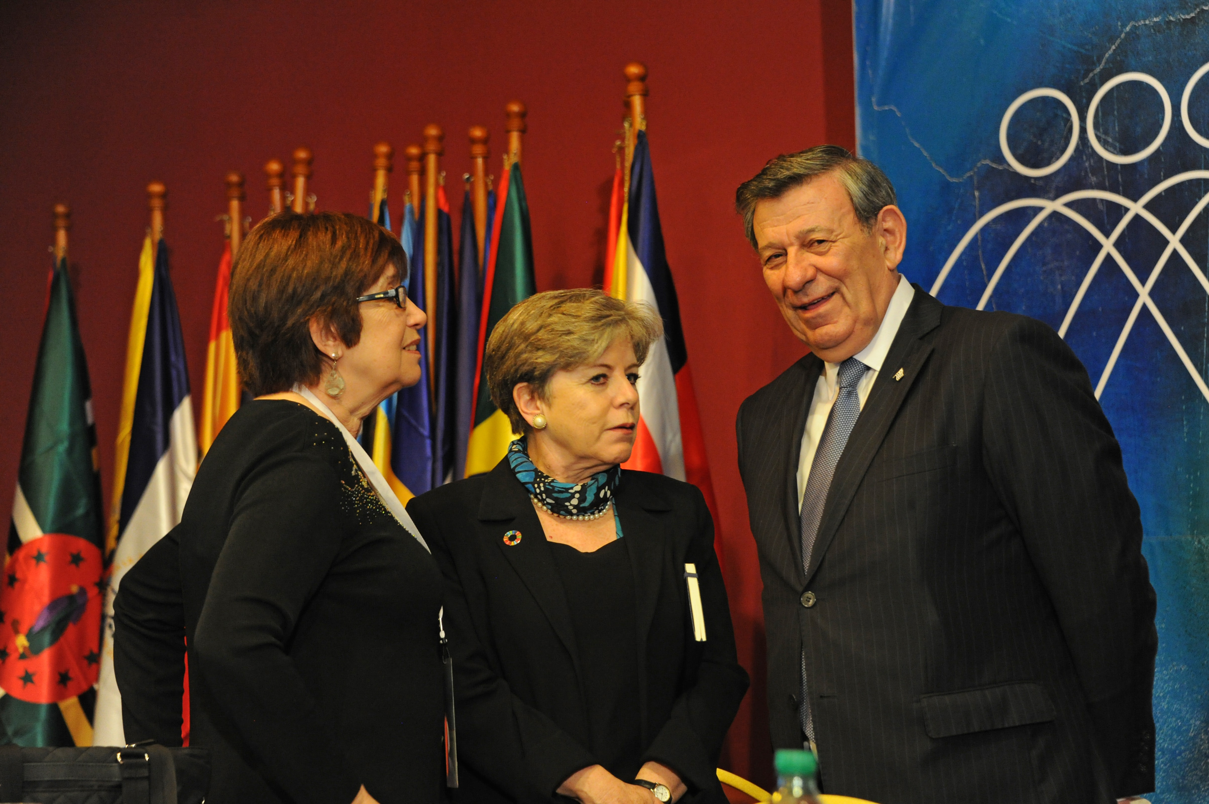 Marina Arismendi, Alicia Bárcena y Rodolfo Nin Novoa, al finalizar la conferencia