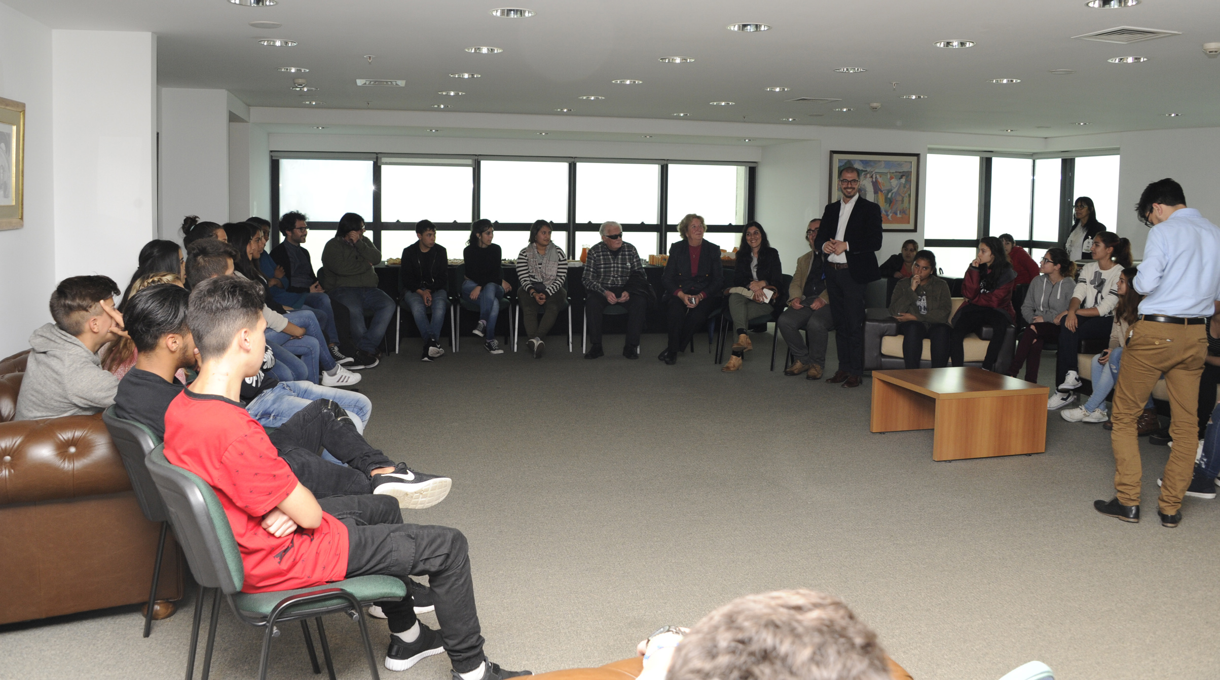 Prosecretario Roballo con alumnos del liceo n.º 11 del barrio Cerro de Montevideo