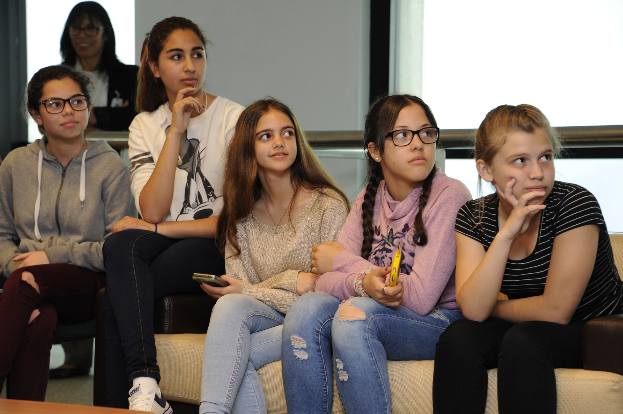 Prosecretario Roballo con alumnos del liceo n.º 11 del barrio Cerro de Montevideo