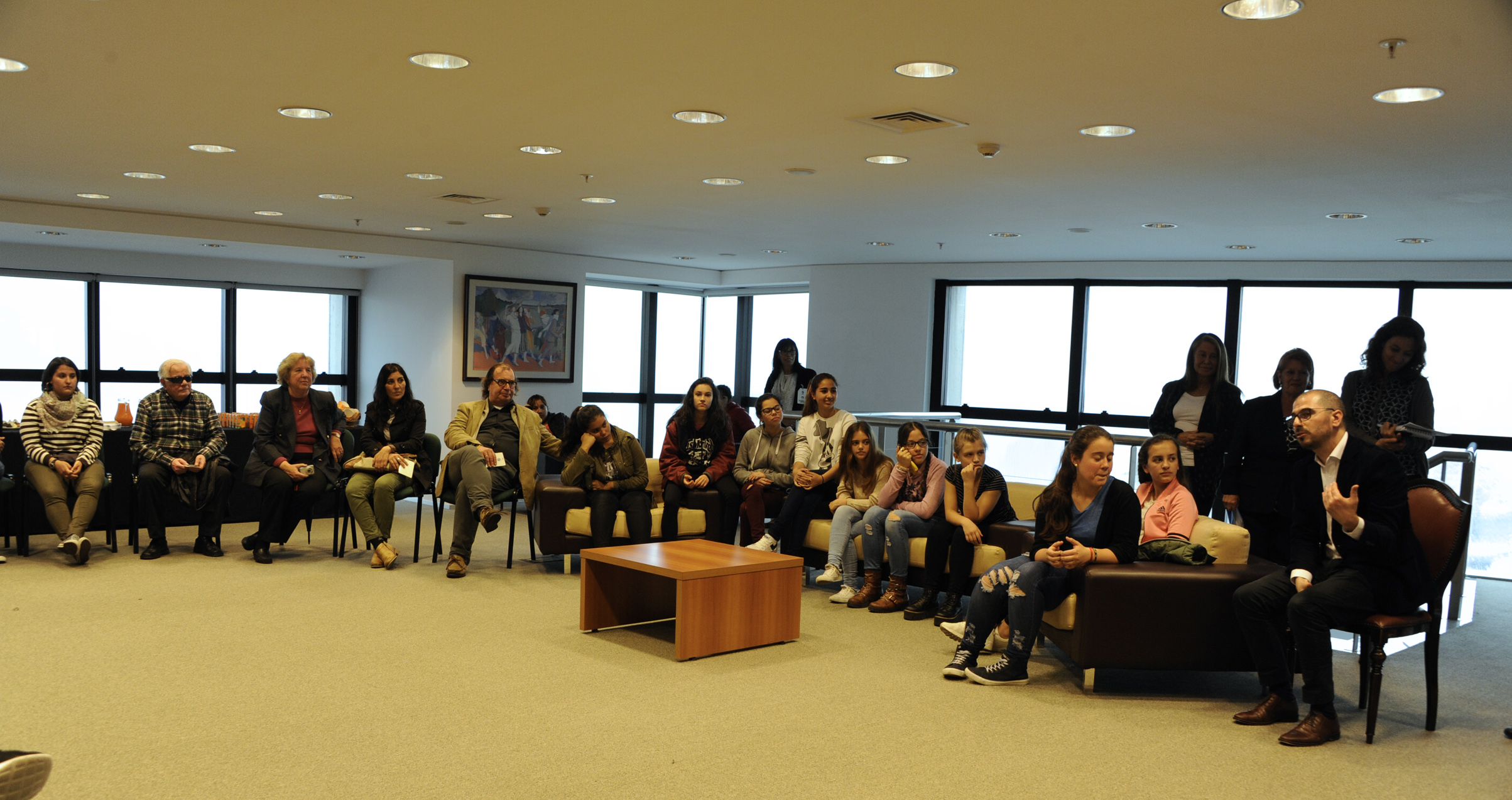 Prosecretario Roballo con alumnos del liceo n.º 11 del barrio Cerro de Montevideo