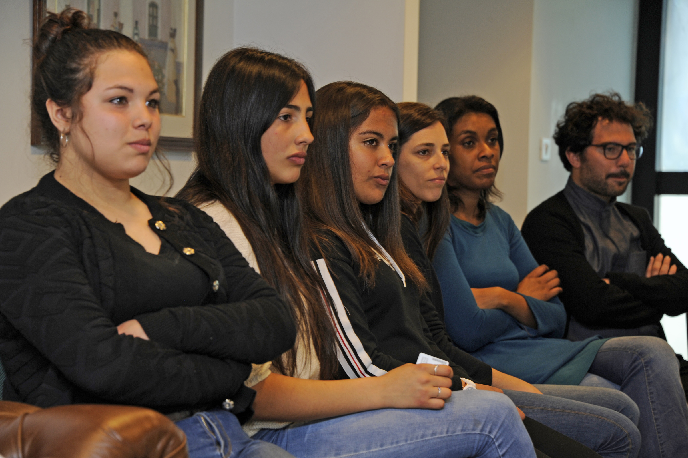 Prosecretario Roballo con alumnos del liceo n.º 11 del barrio Cerro de Montevideo