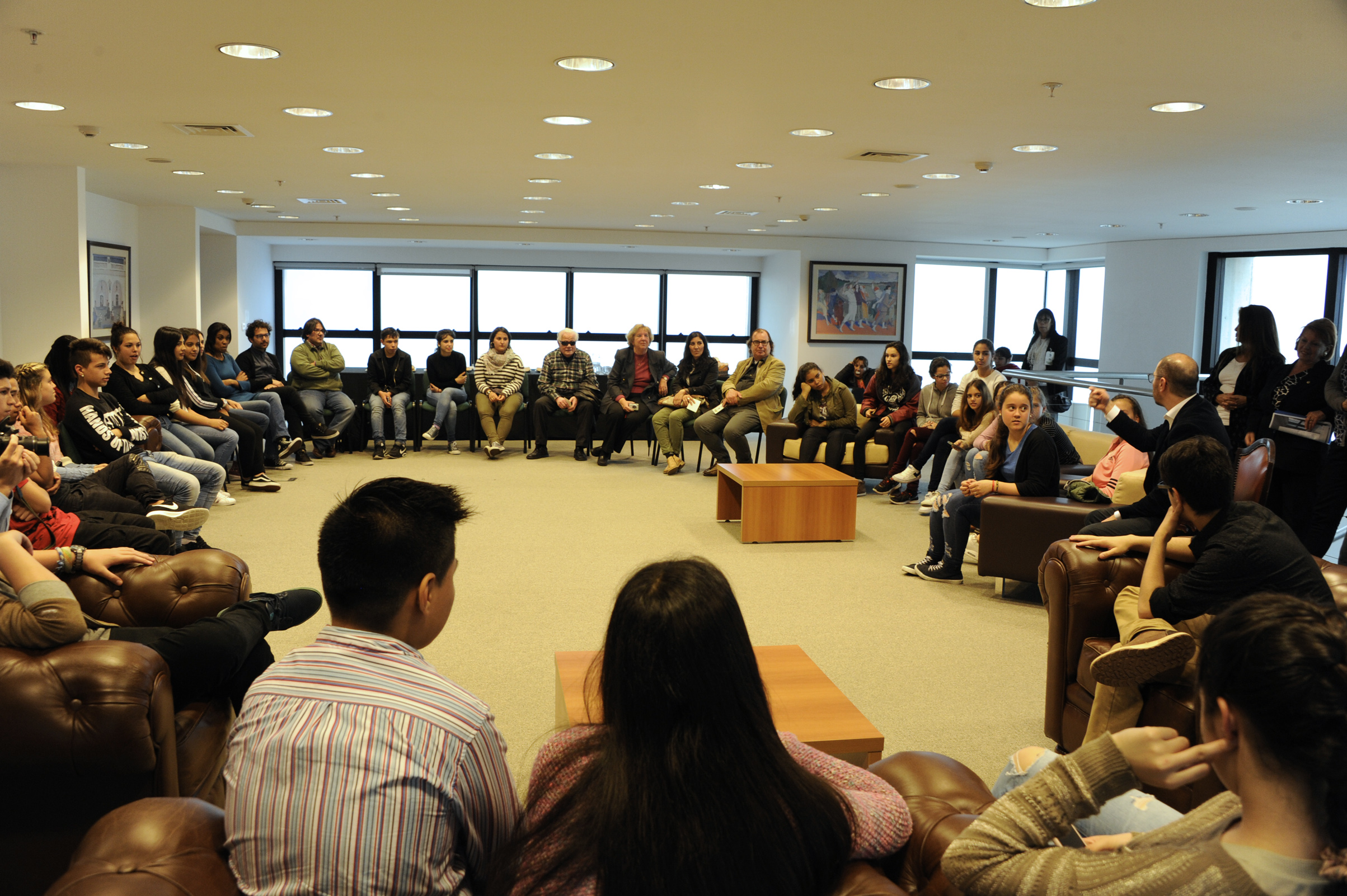 Prosecretario Roballo con alumnos del liceo n.º 11 del barrio Cerro de Montevideo