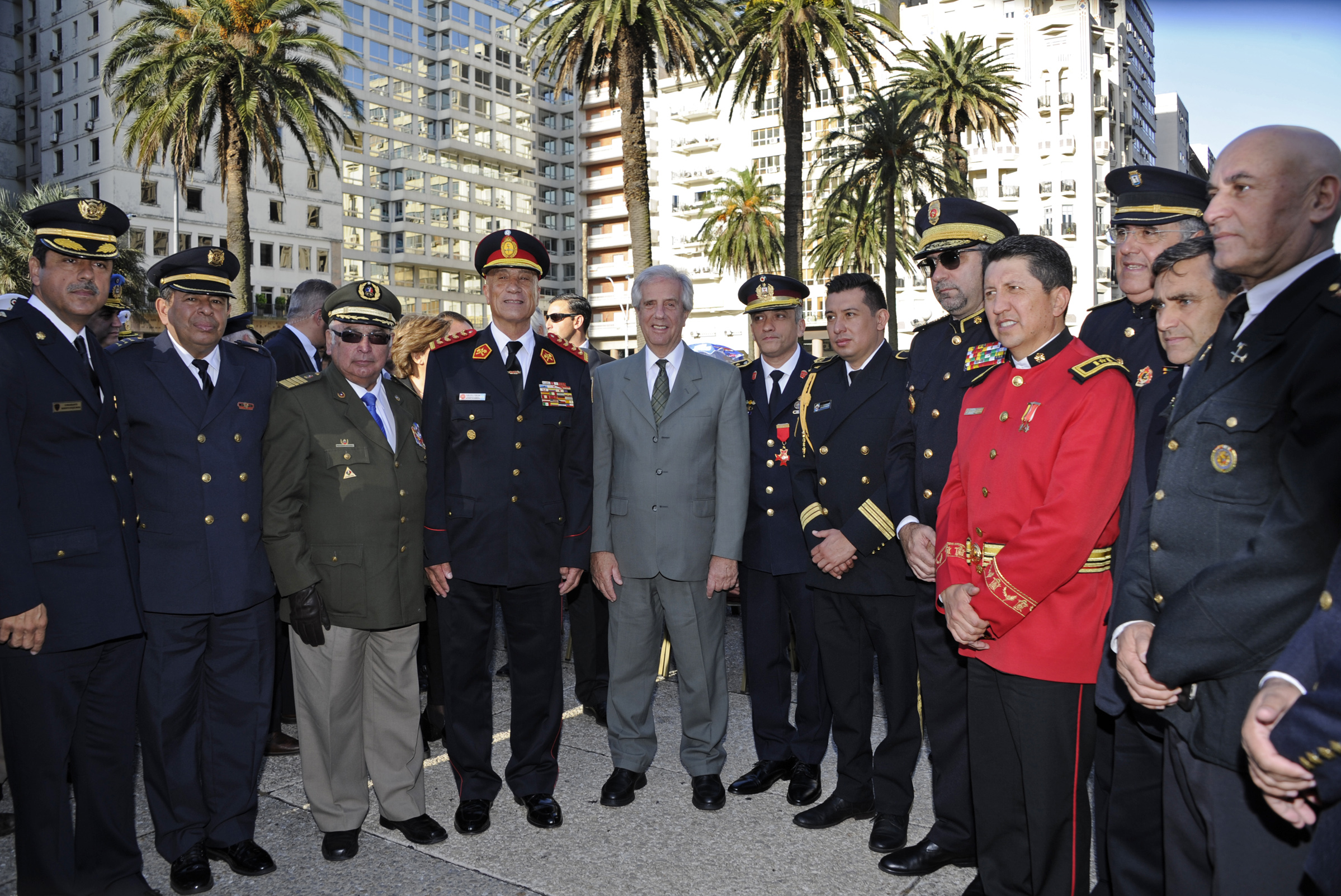 Presidente Tabaré Vázquez junto a autoridades