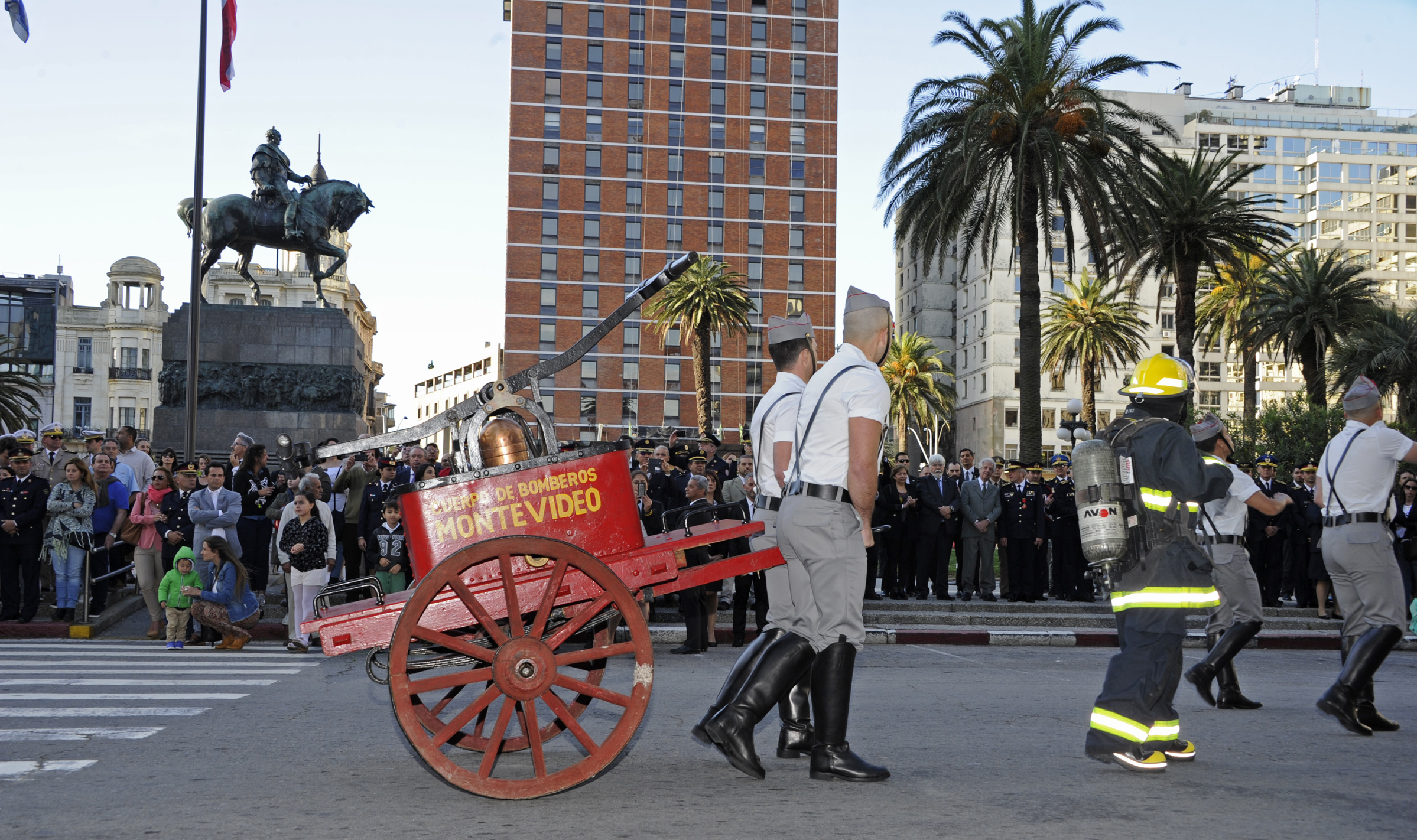 Desfile en celebración del 130.° aniversario de la Dirección Nacional de Bomberos
