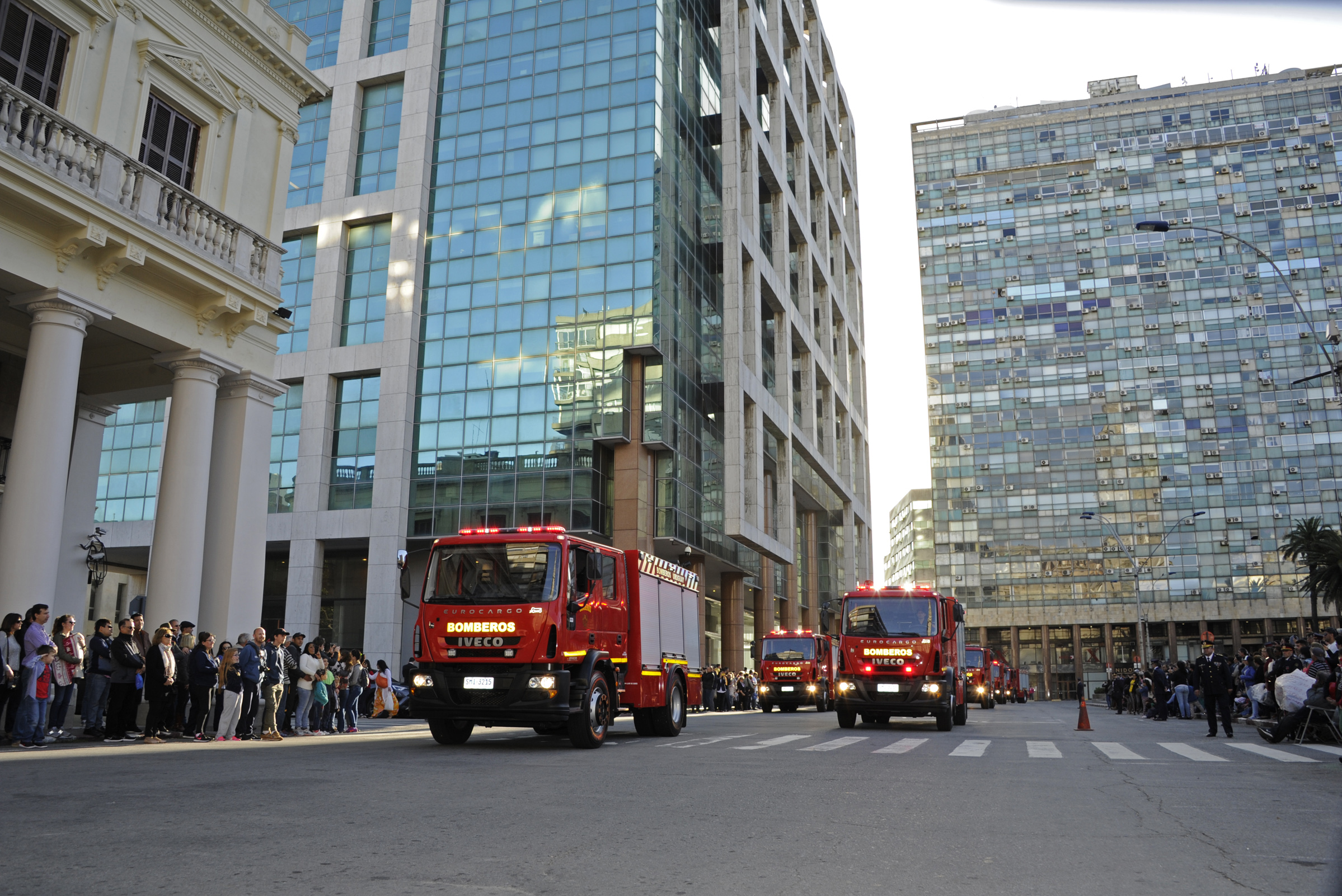Desfile en celebración del 130.° aniversario de la Dirección Nacional de Bomberos