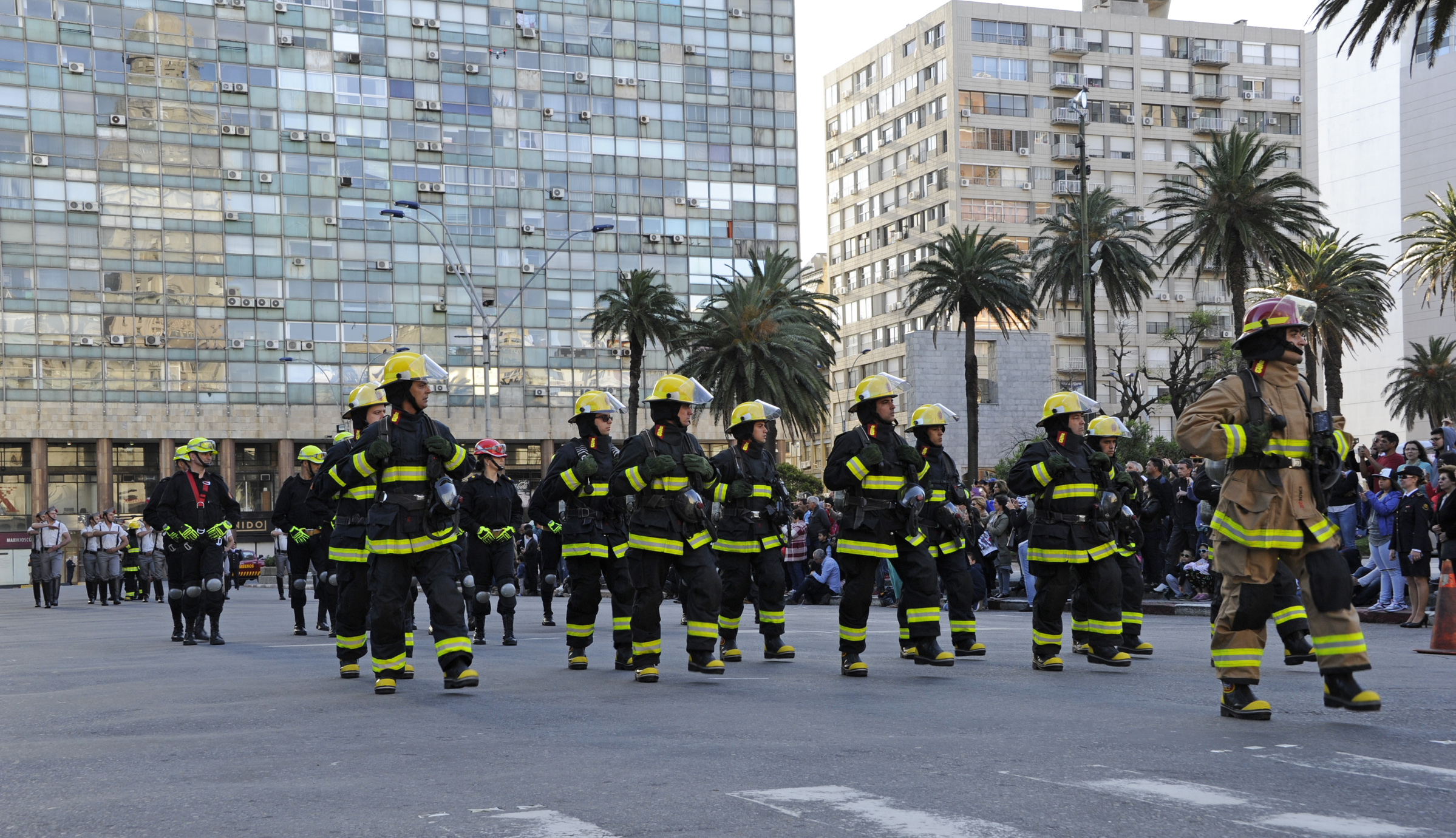 Desfile en celebración del 130.° aniversario de la Dirección Nacional de Bomberos