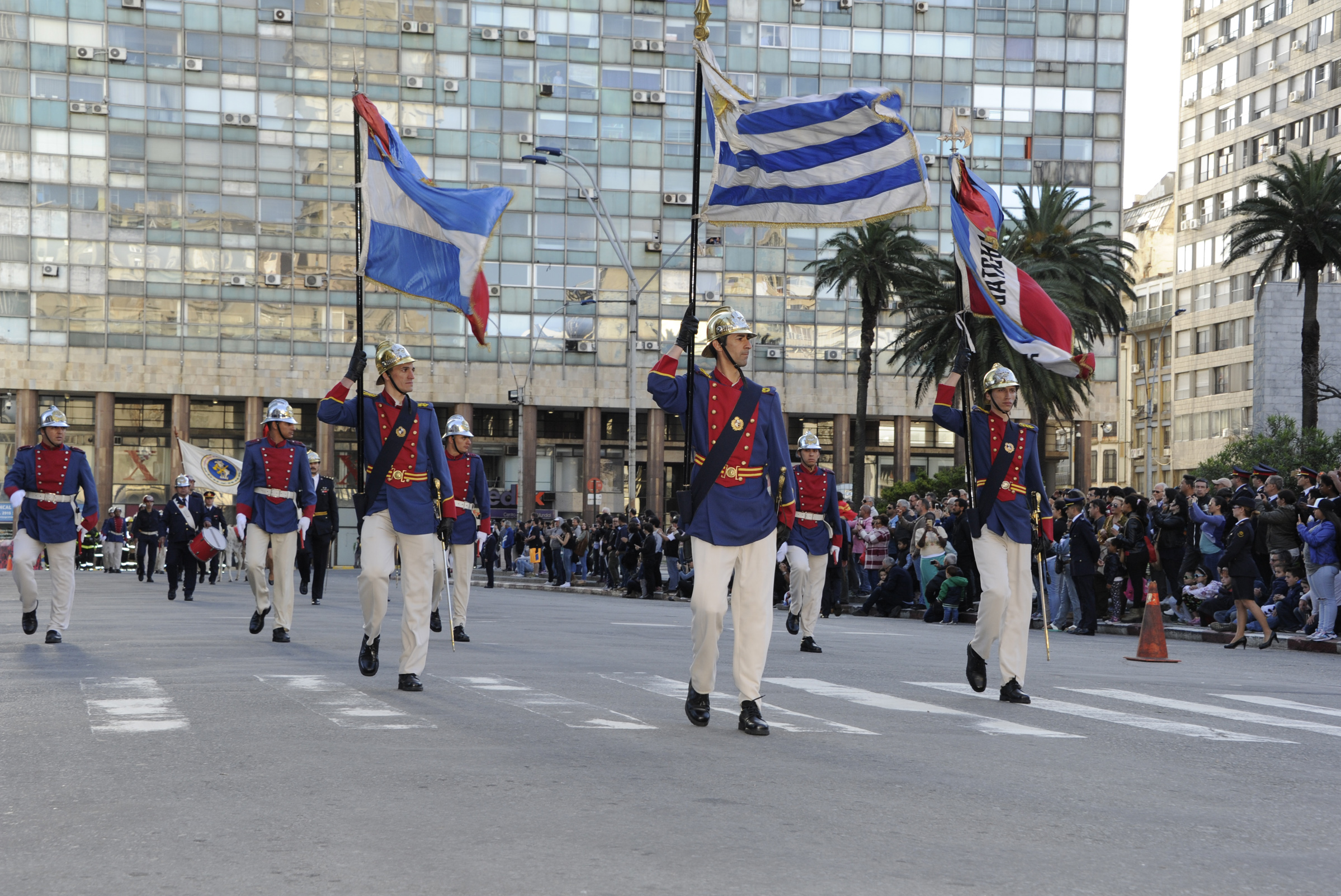 Desfile en celebración del 130.° aniversario de la Dirección Nacional de Bomberos