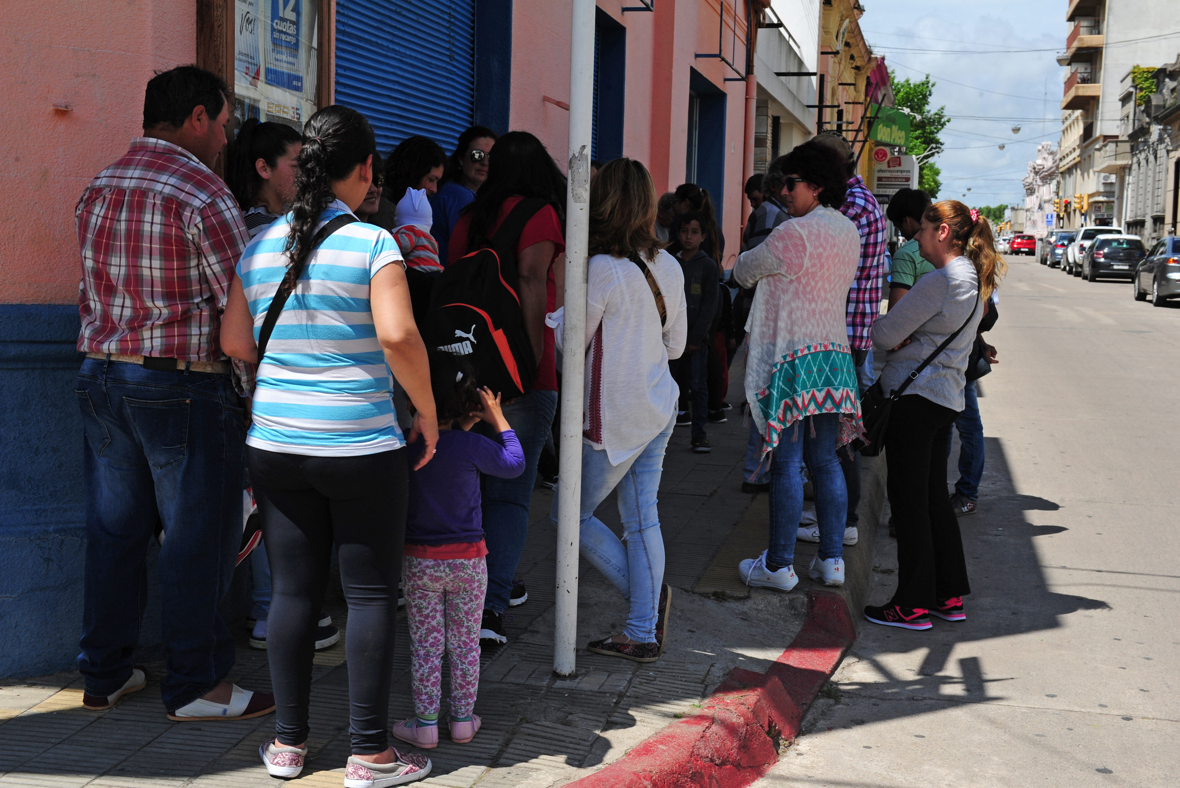 Vecinos de Flores aguardando en Trinidad para concretar las audiencias solicitadas a autoridades del Ministerio de Vivienda