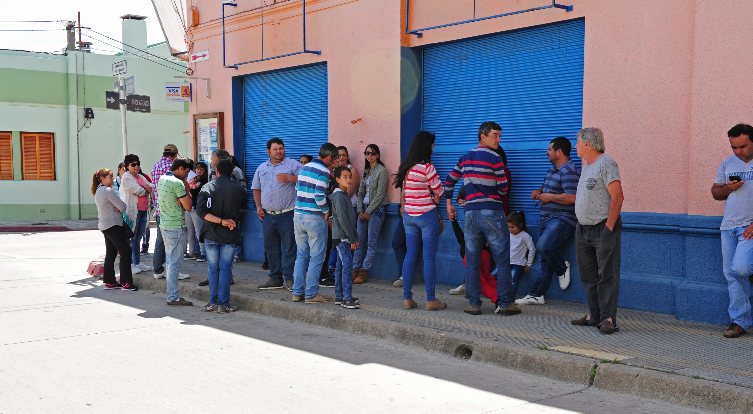 Vecinos de Flores, aguardando en Trinidad para concretar las audiencias solicitadas a autoridades del Ministerio de Vivienda