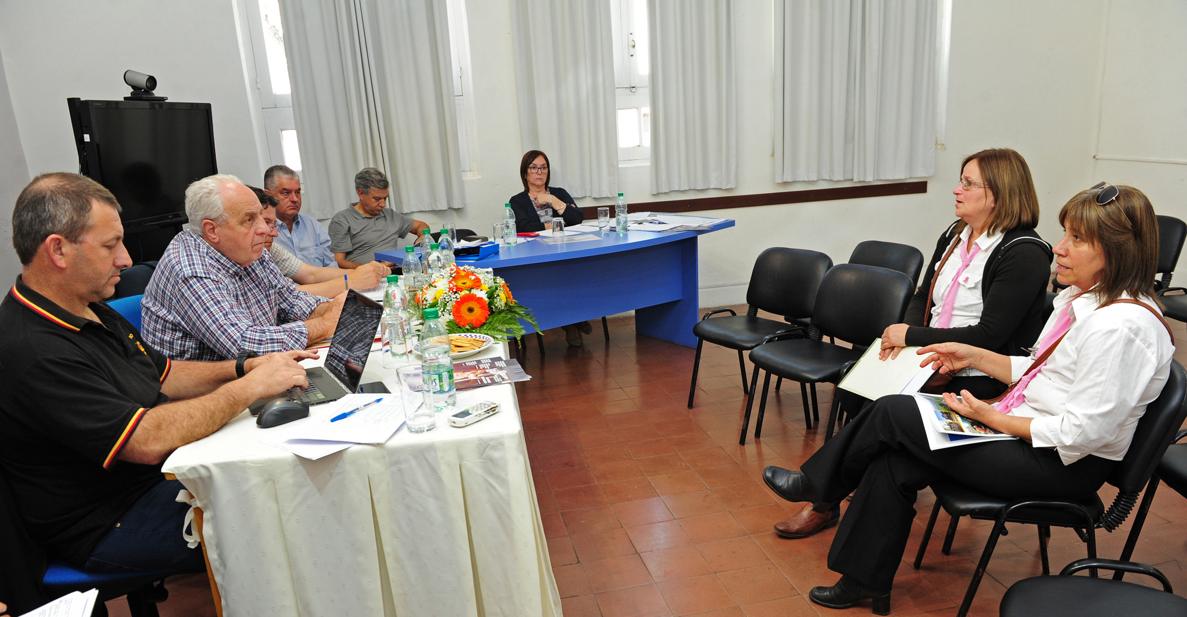 Ministro Víctor Rossi junto a autoridades del MTOP reunidos con vecinos del departamento de Flores