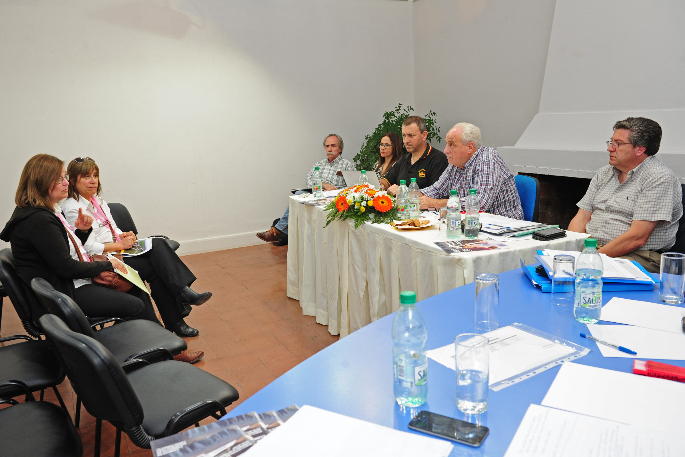 Ministro Víctor Rossi junto a autoridades del MTOP reunidos con vecinos del departamento de Flores