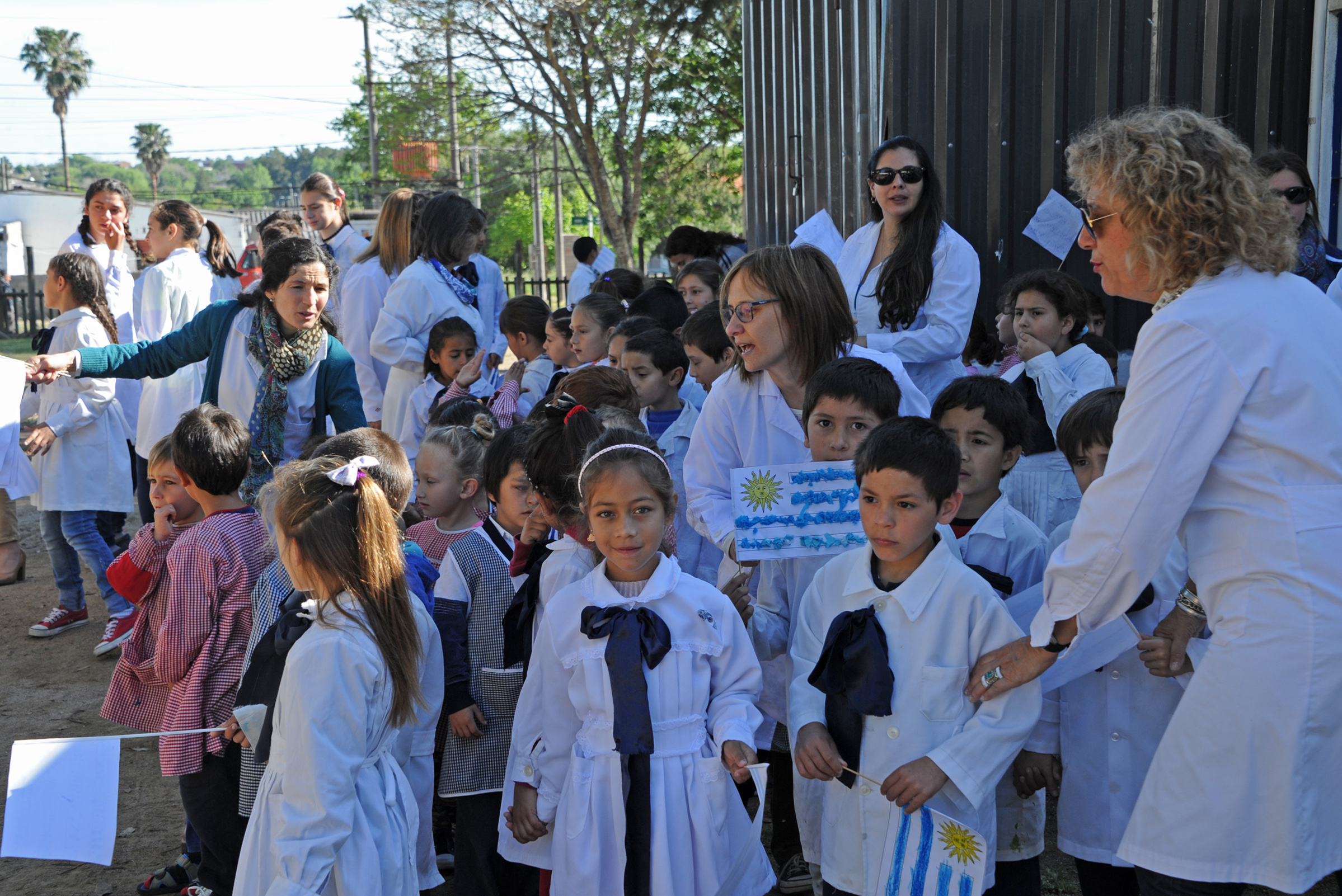 Escolares esperan al Presidente