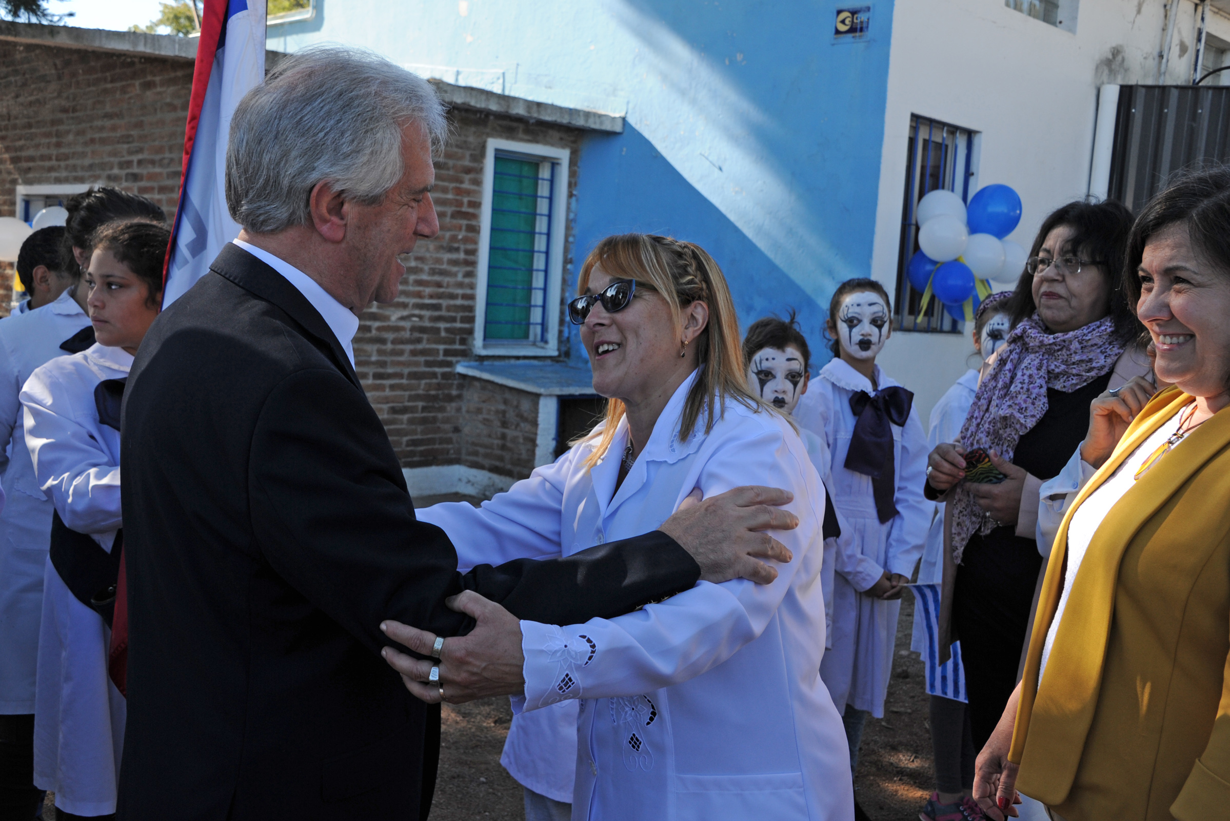 Vázquez se saluda con maestra de la Escuela N.° 4 Jaime Ribot Mestre