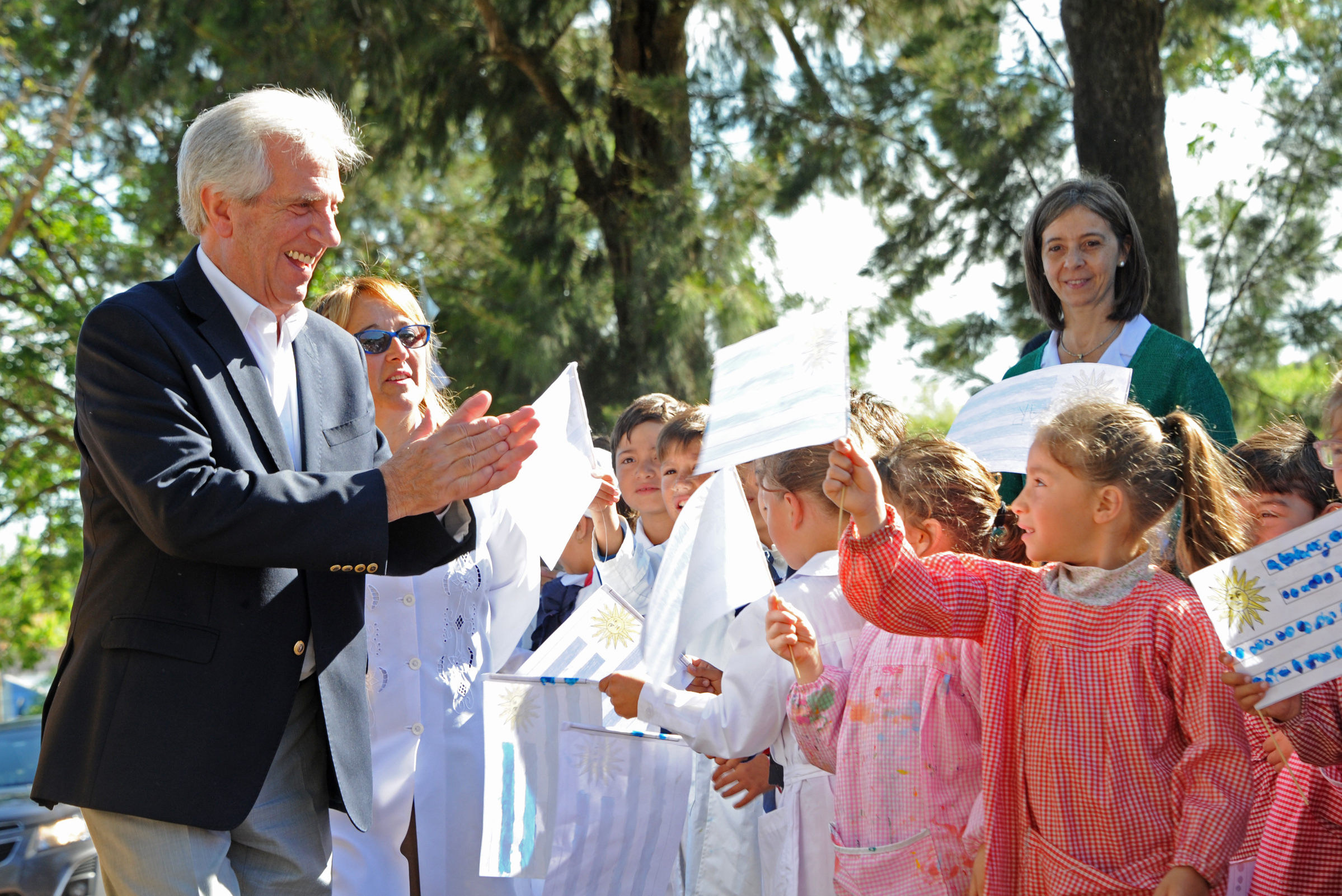 Vázquez saluda a escolares de la Escuela N.° 4 Jaime Ribot Mestre