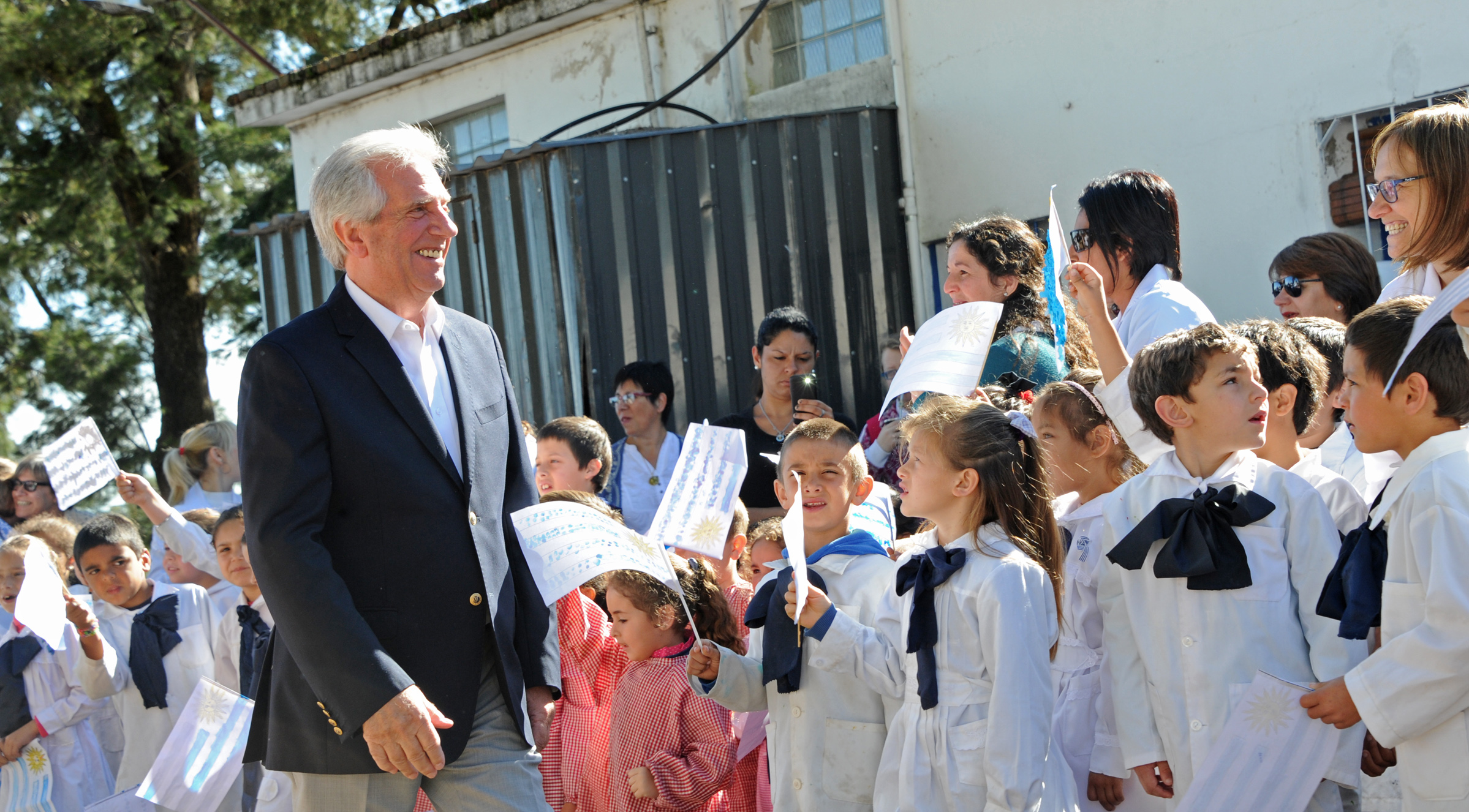 Vázquez saluda a escolares de la Escuela N.° 4 Jaime Ribot Mestre