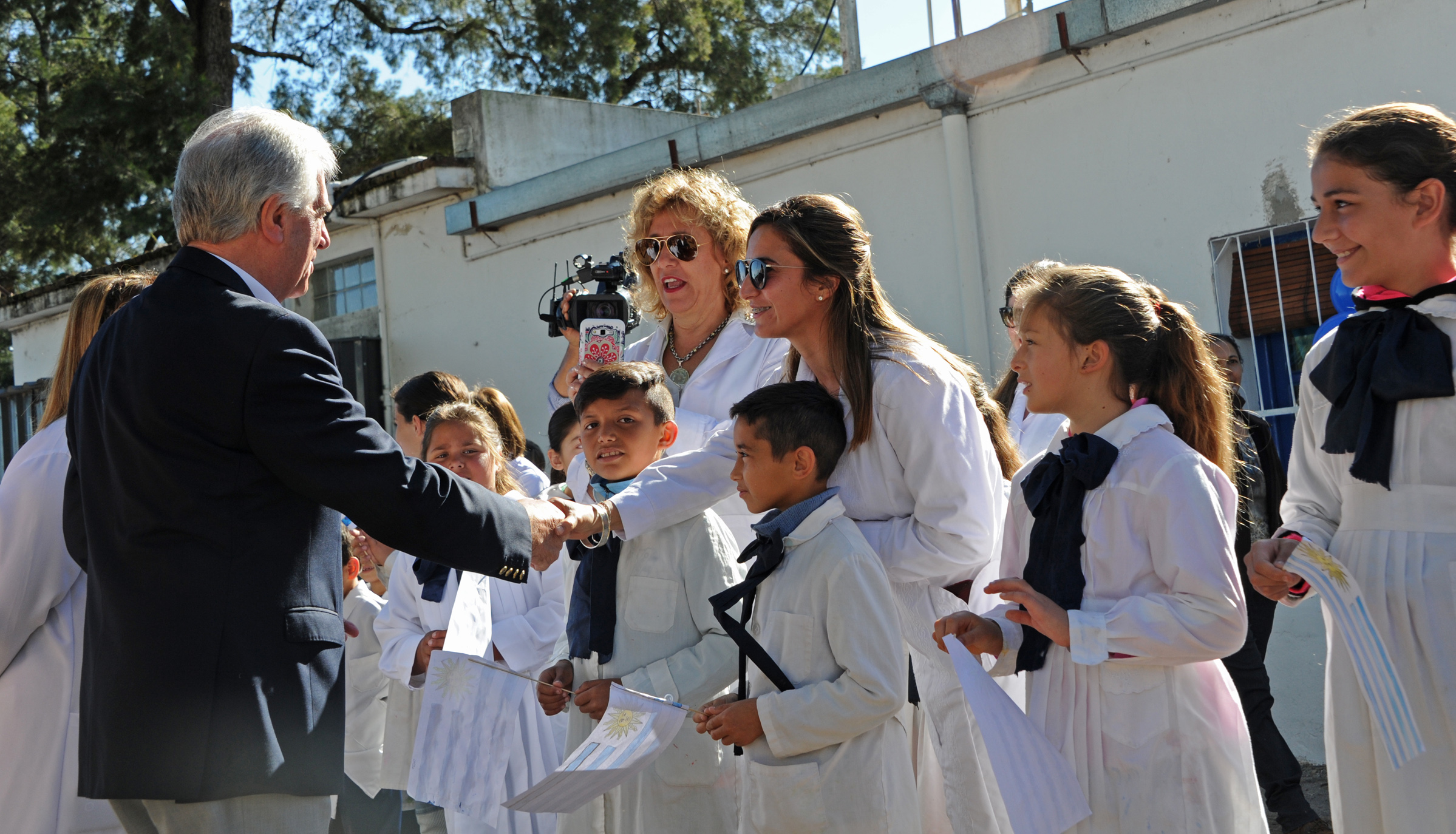 Vázquez saluda a escolares de la Escuela N.° 4 Jaime Ribot Mestre