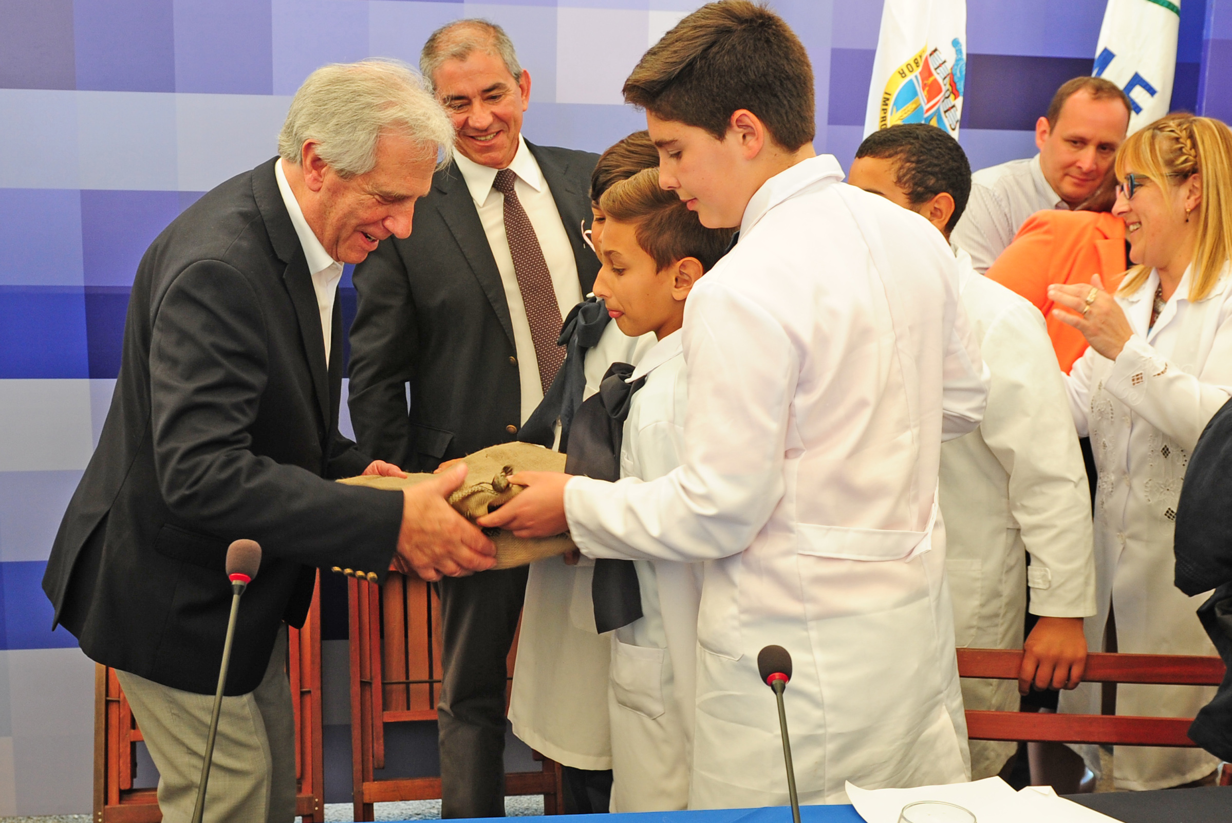 Escolares entregan obsequio al presidente, Tabaré Vázquez