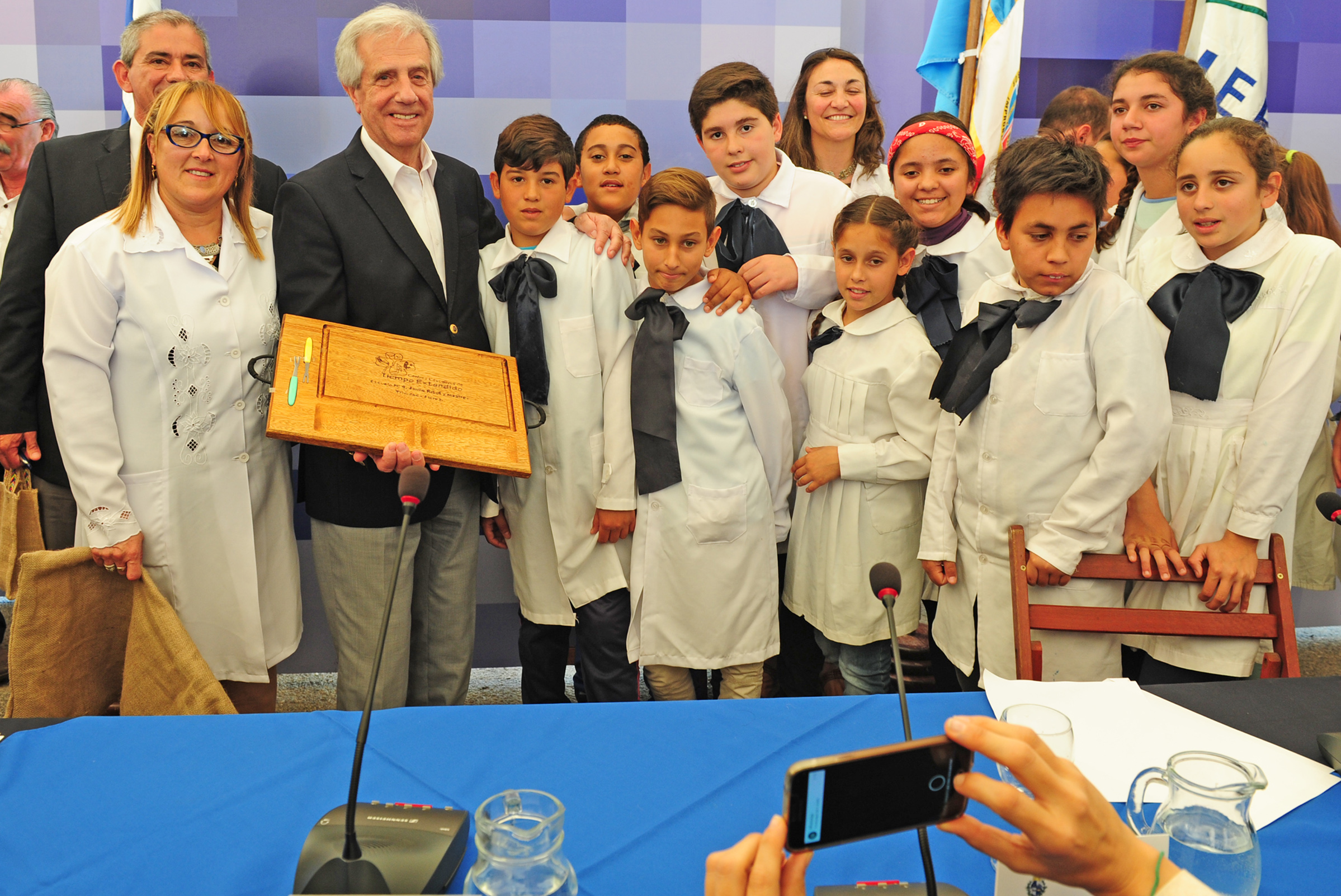 Escolares entregan obsequio al presidente, Tabaré Vázquez