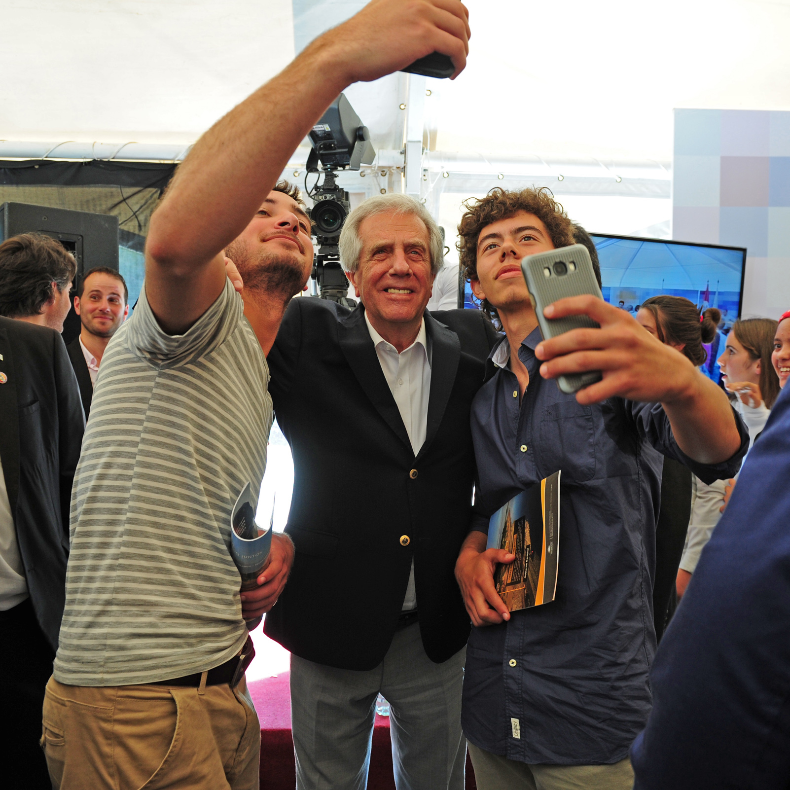 Vázquez se saca una autofoto con estudiantes locales