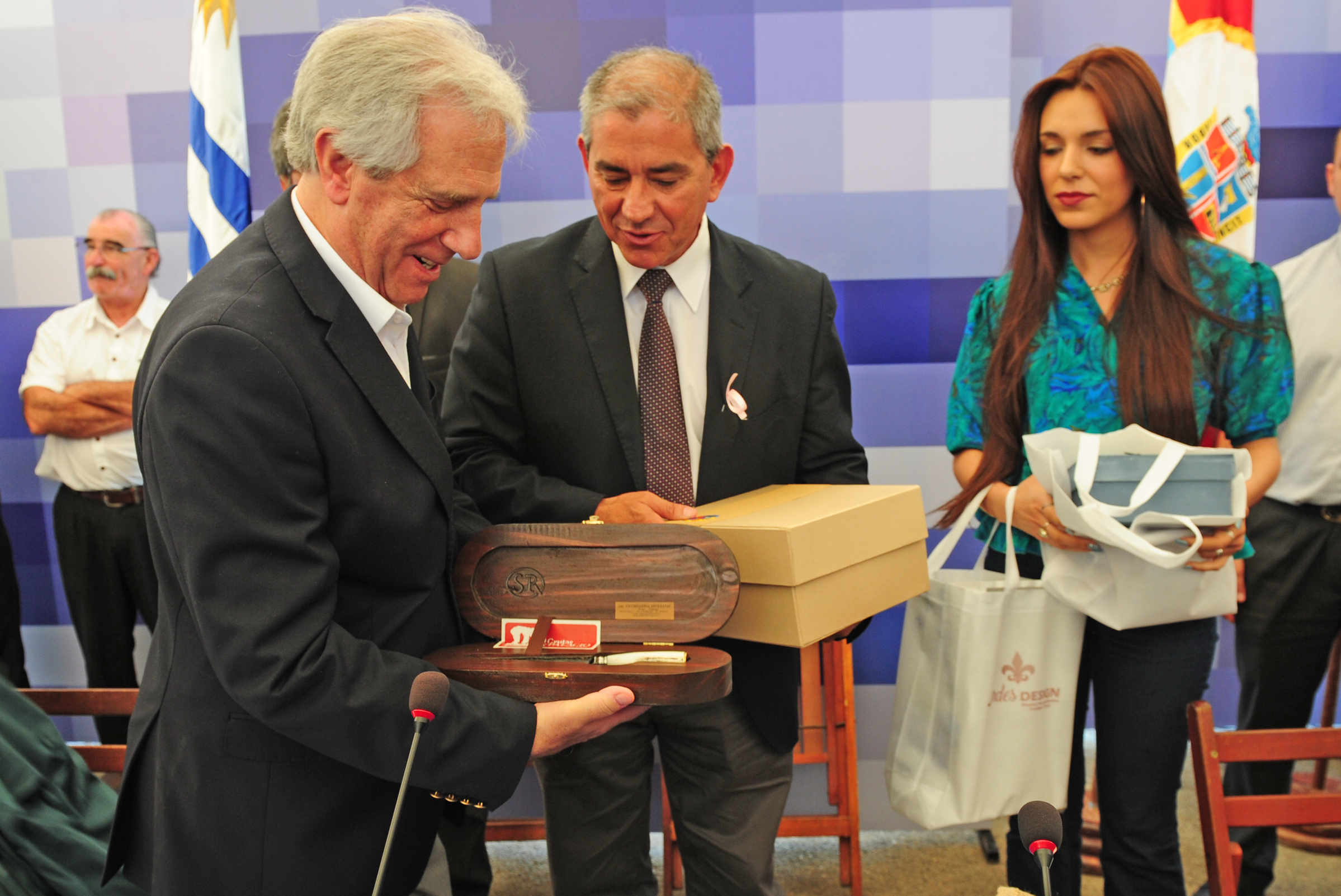 Intendente de Flores, Fernando Echeverría, le entrega un obsequio al presidente Vázquez