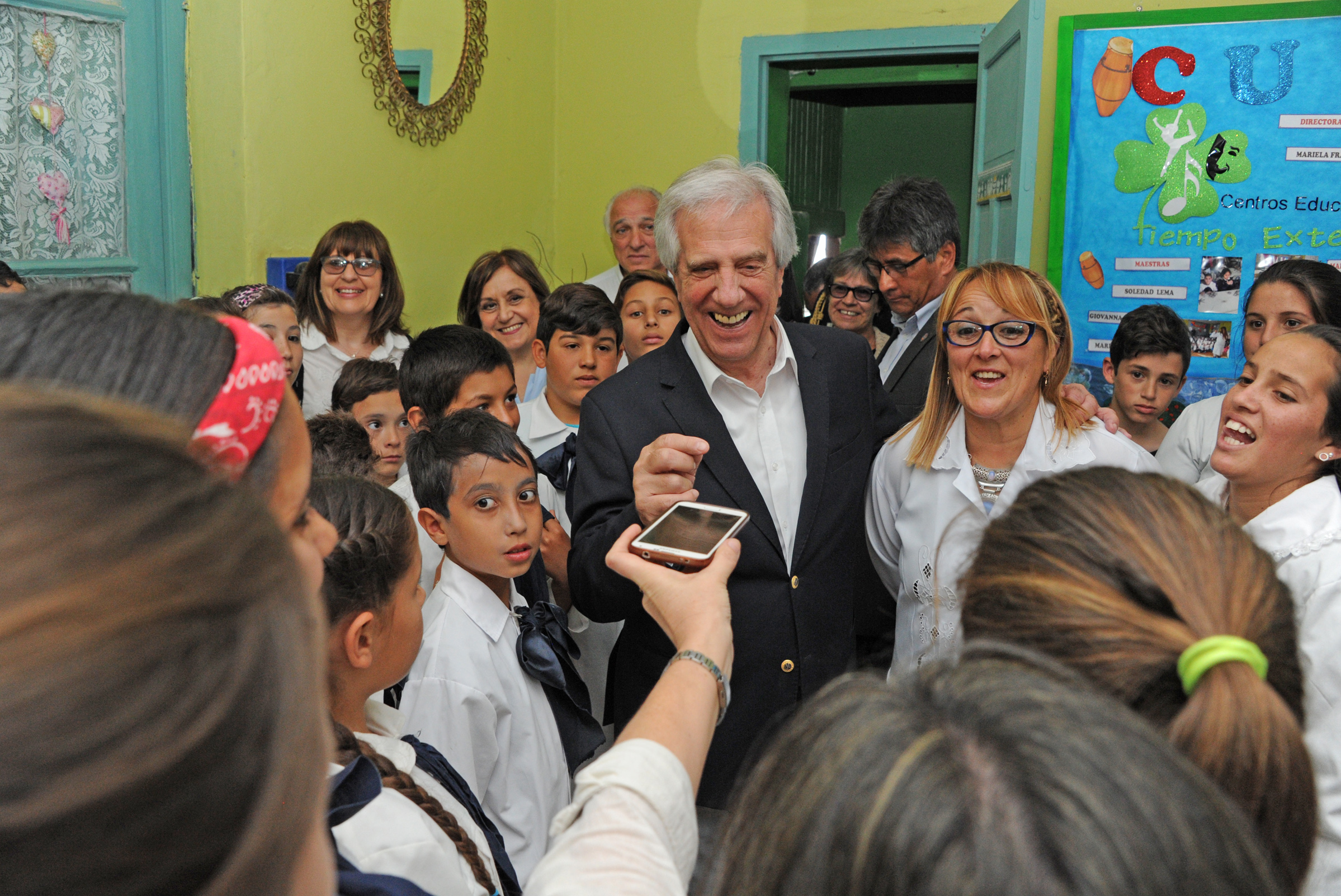 Tabaré Vázquez visita la escuela n.° 4, Jaime Ribot Mestre, junto con Juan Andrés Roballo