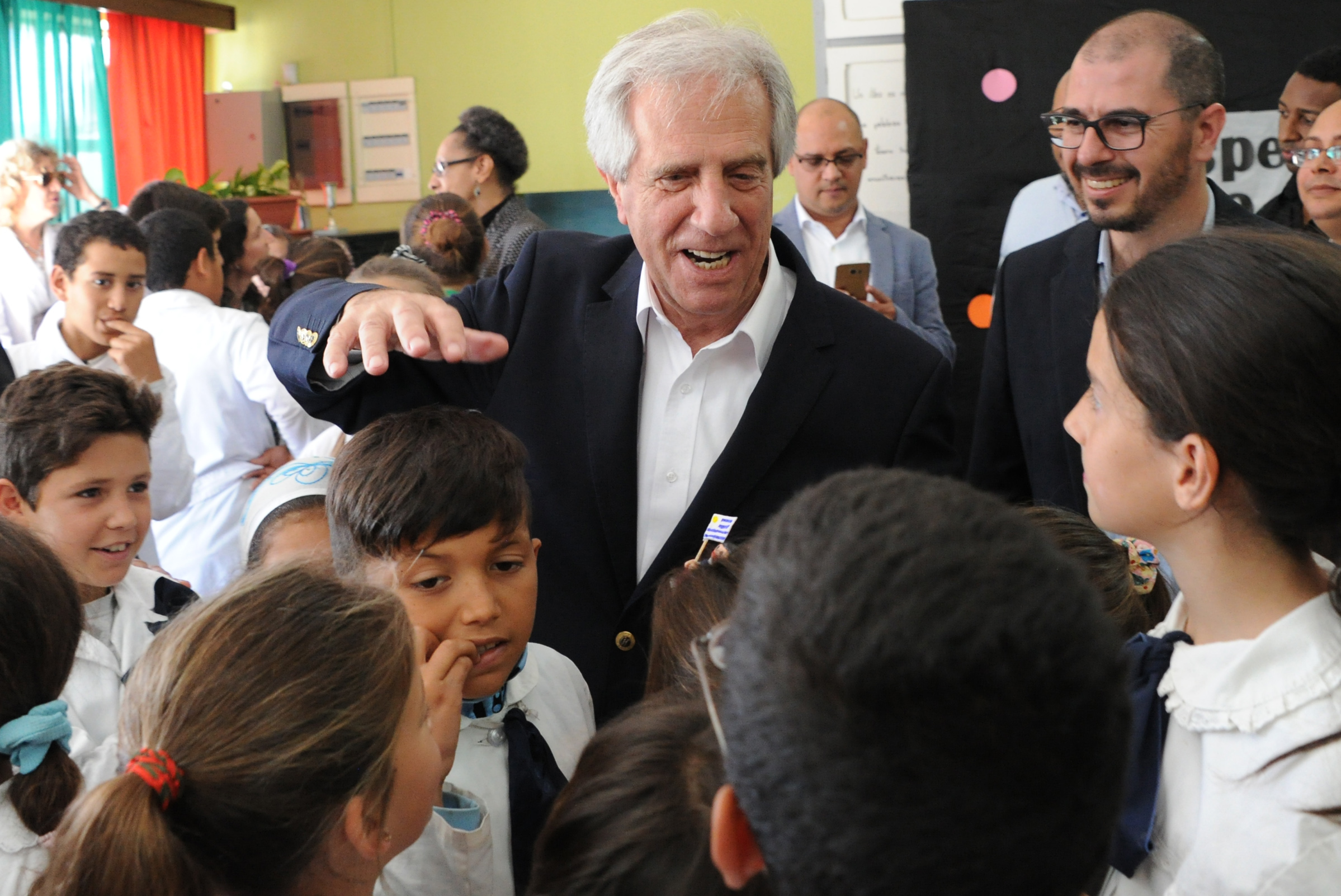 Tabaré Vázquez visita la escuela n.° 4, Jaime Ribot Mestre, junto con Juan Andrés Roballo