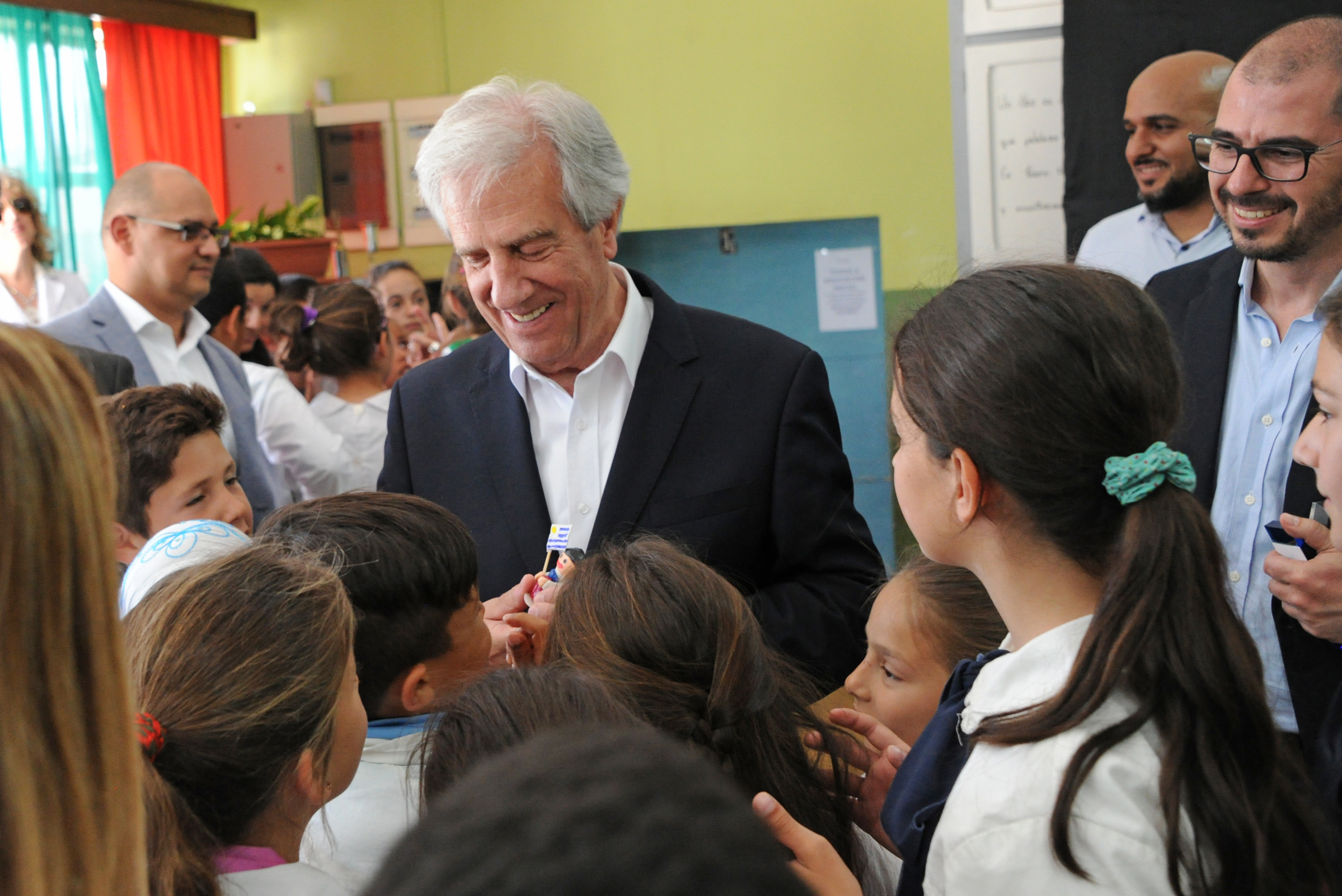 Tabaré Vázquez visita la escuela n.° 4, Jaime Ribot Mestre, junto con Juan Andrés Roballo