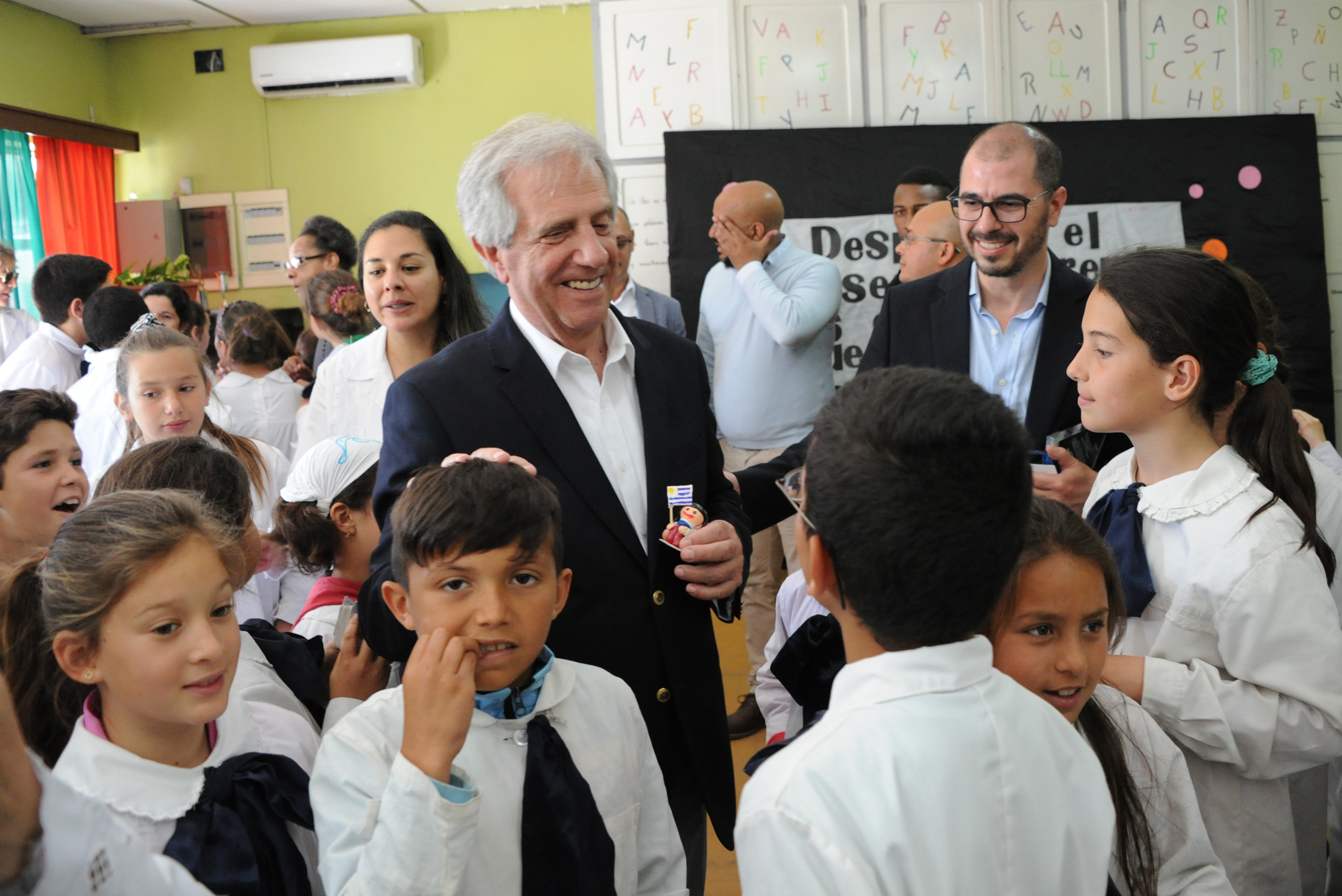 Tabaré Vázquez visita la escuela n.° 4, Jaime Ribot Mestre, junto con Juan Andrés Roballo