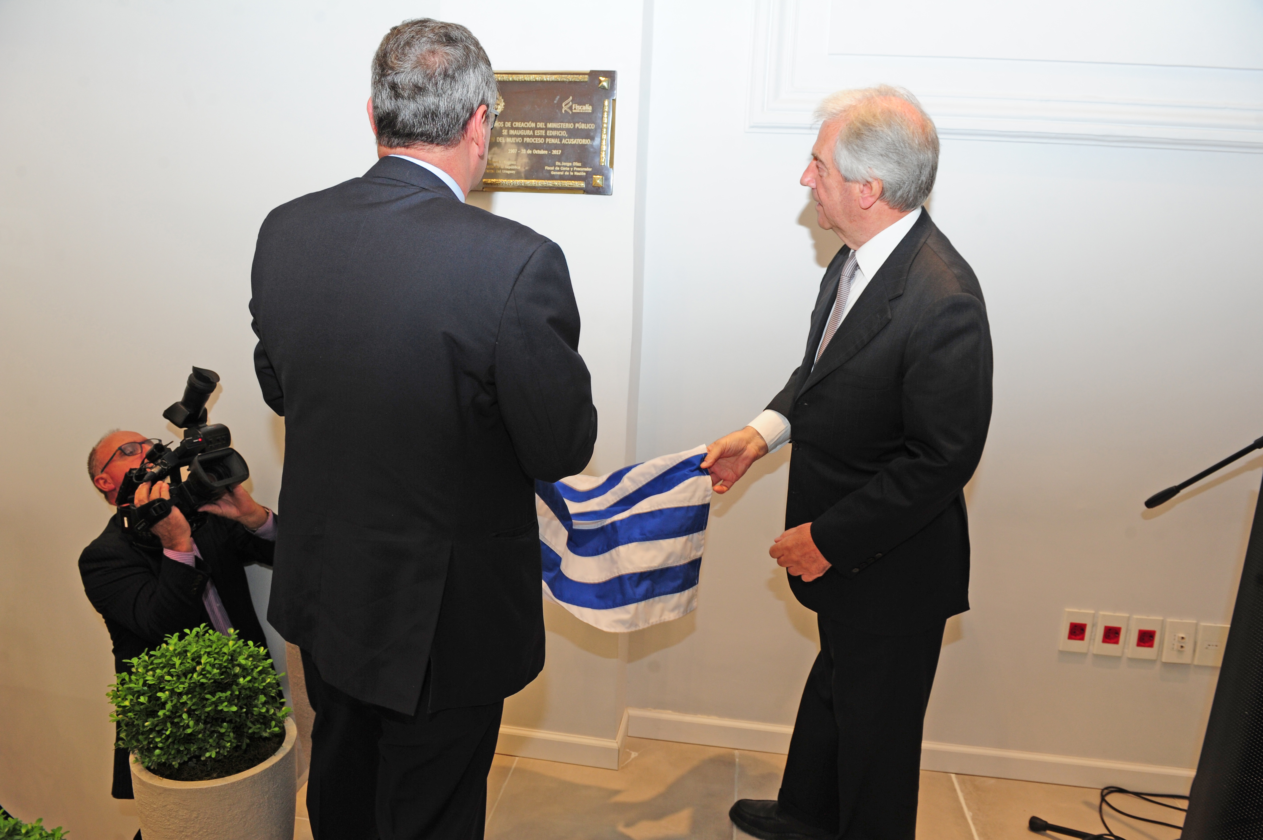 Presidente Tabaré Vázquez y fiscal Jorge Díaz descubren placa de inauguración