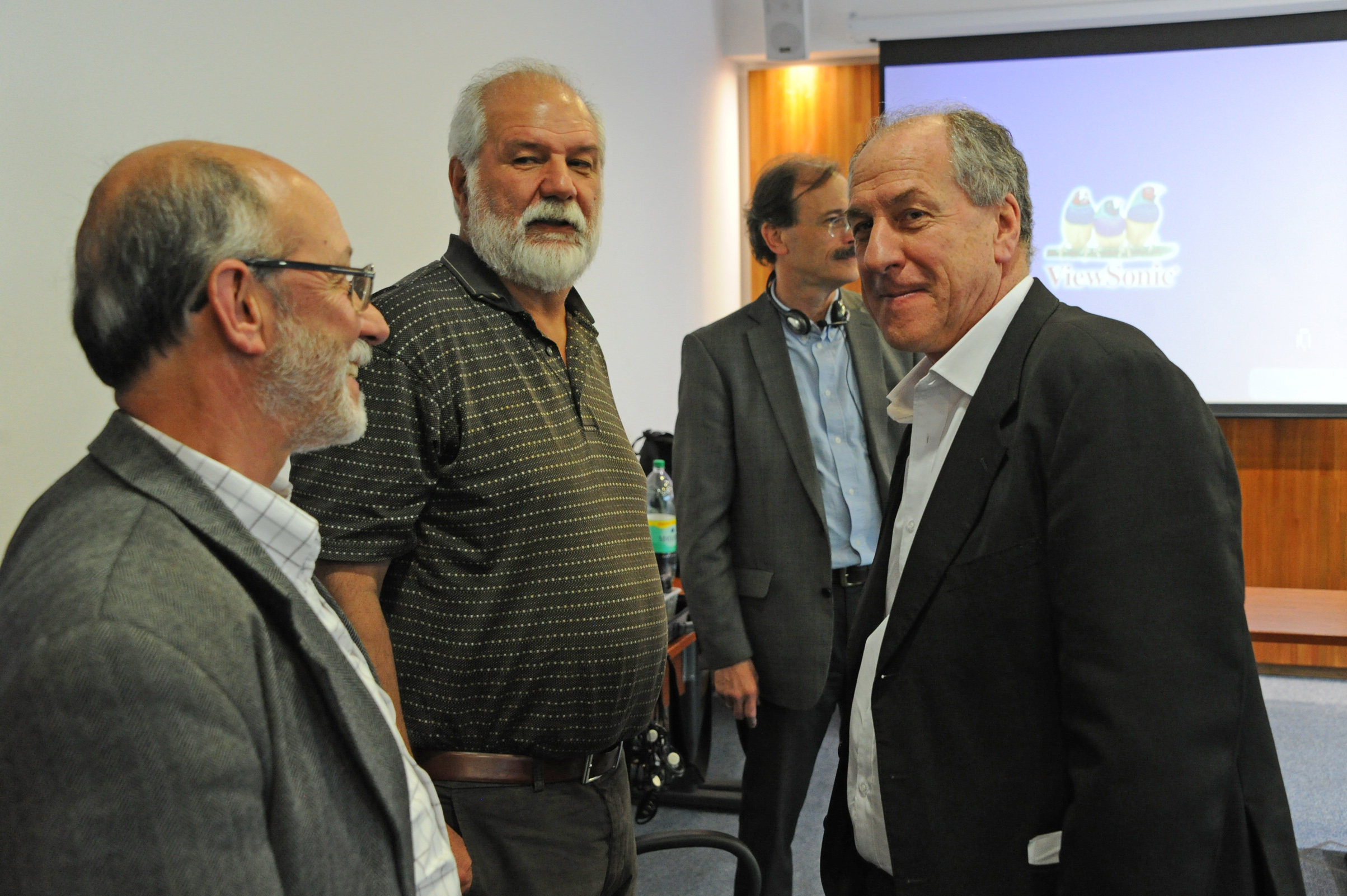 Ministro Murro, junto a expertos participantes de la mesa redonda, previo al inicio de la actividad