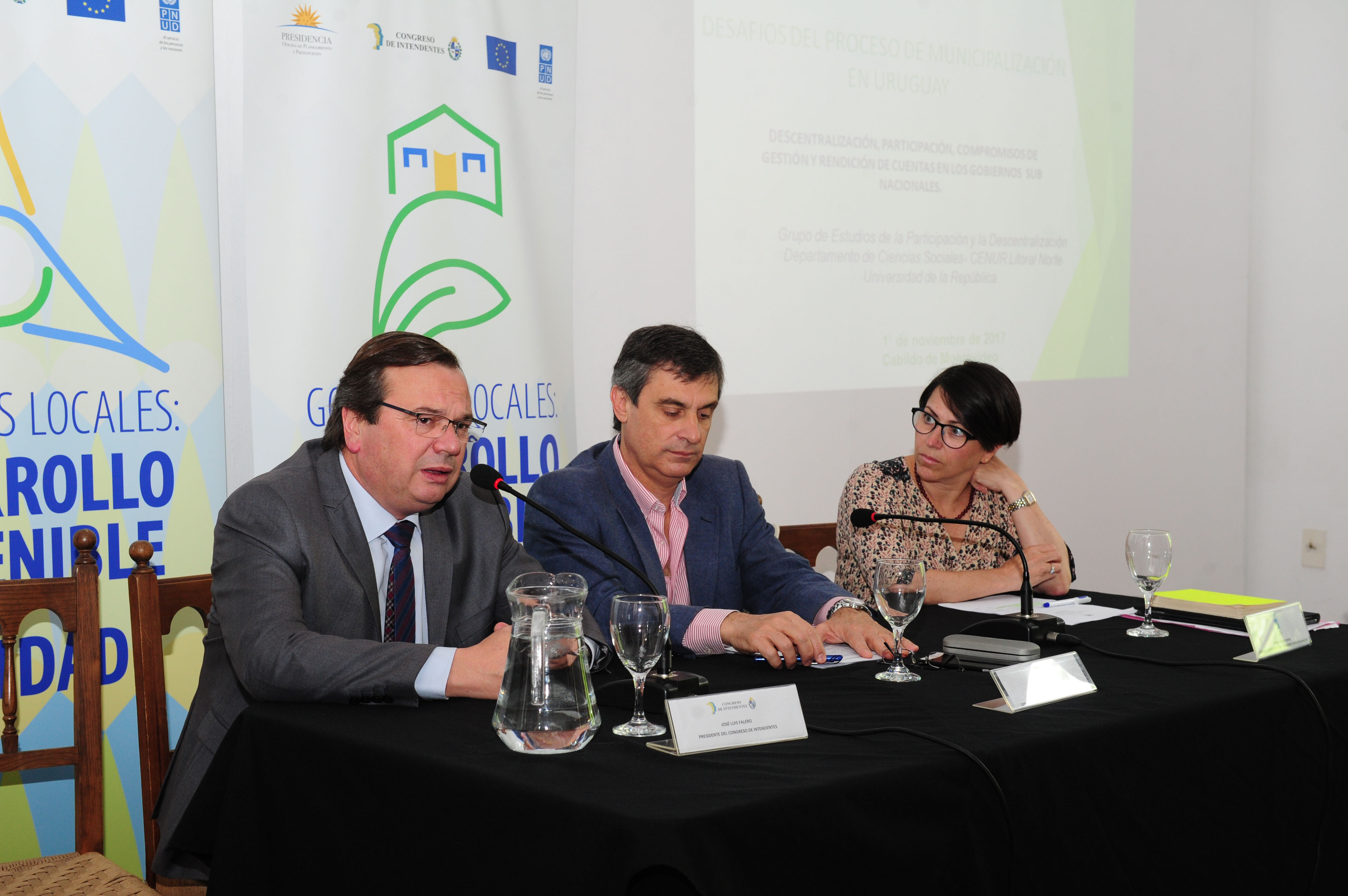 Álvaro García, José Luis Falero y Mireia Villar Forner, en el ciclo “Desafíos del proceso de municipalización en Uruguay”