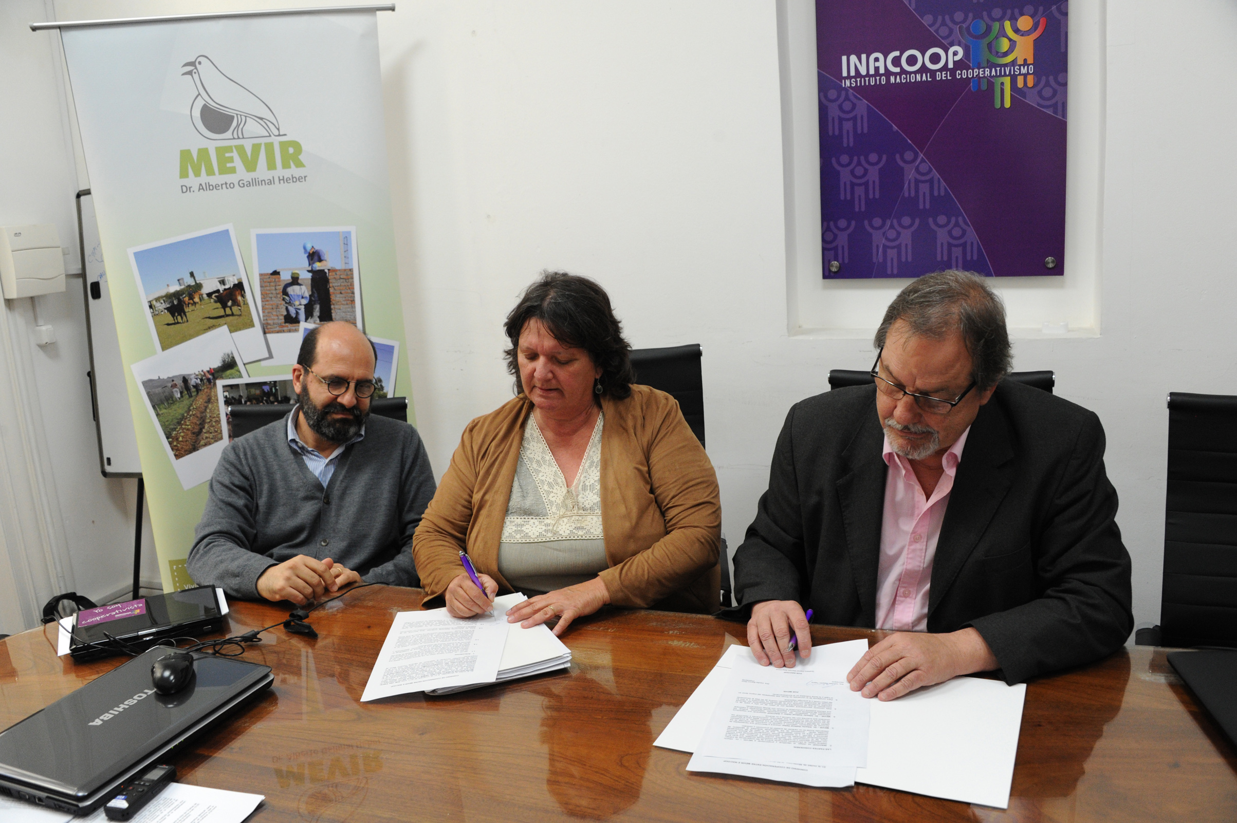 Firma de convenio entre Mevir e Inacoop