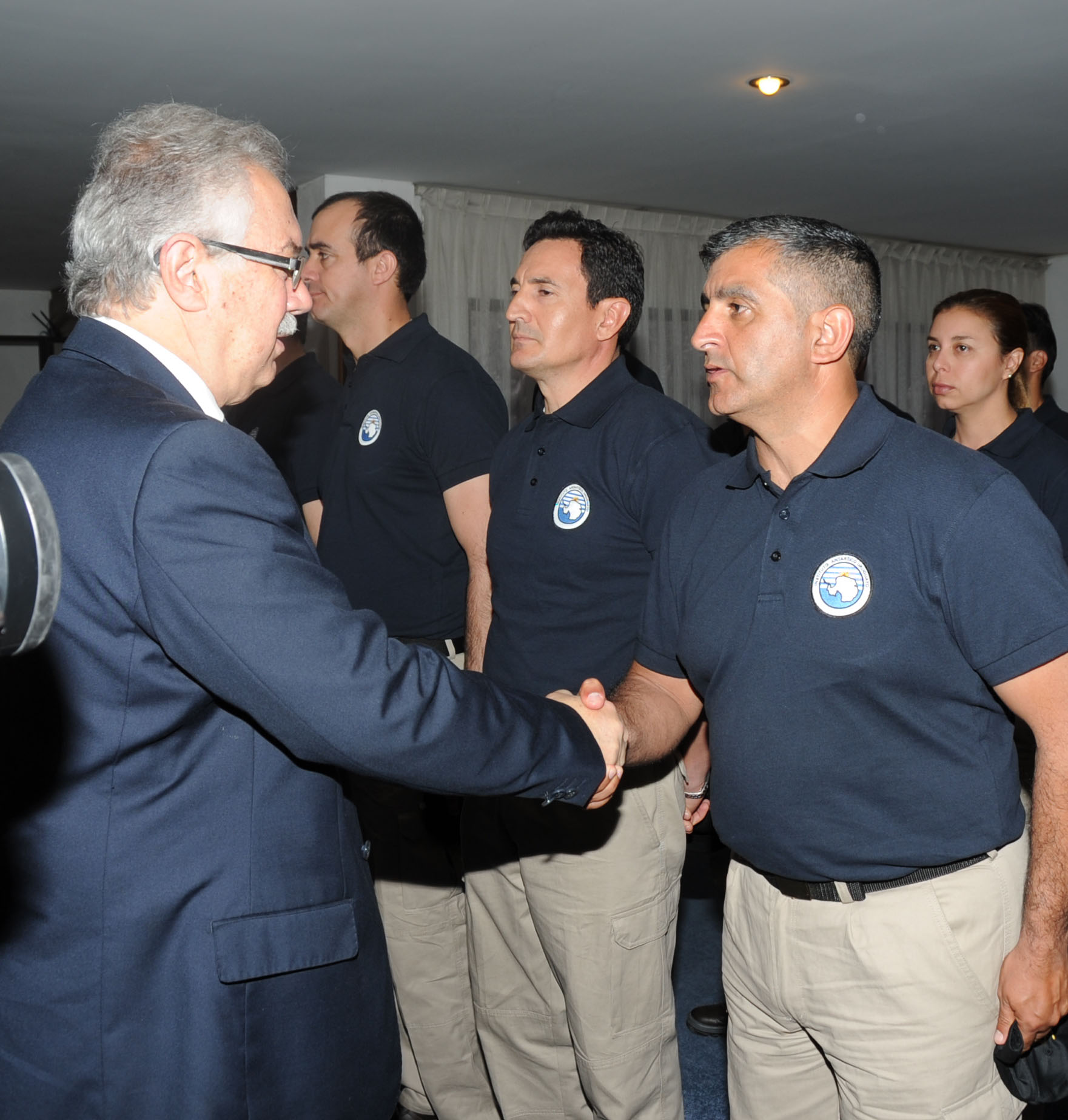 Menéndez despide a la dotación Antarkos XXXIV que durante un año permanecerá en la Base Científica Artigas en la Antártida
