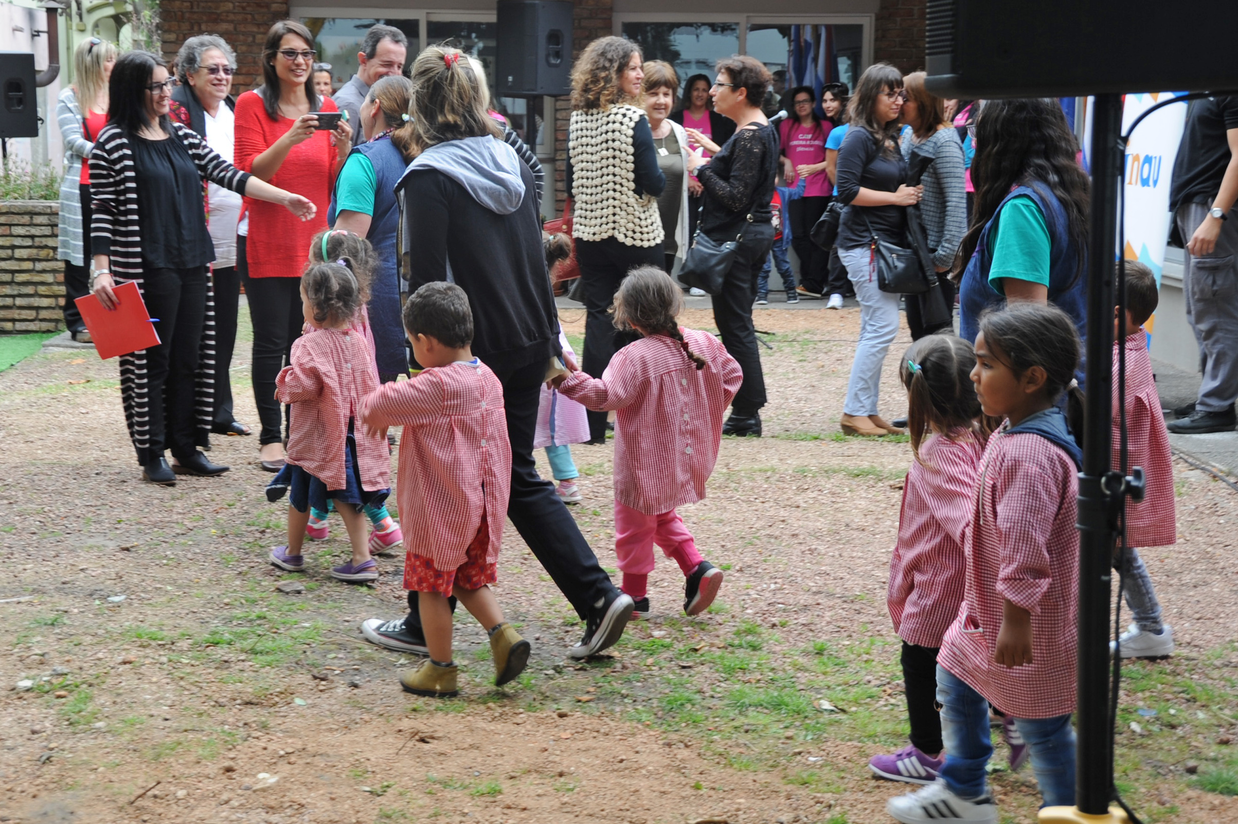 Llegada de niños a la inauguración