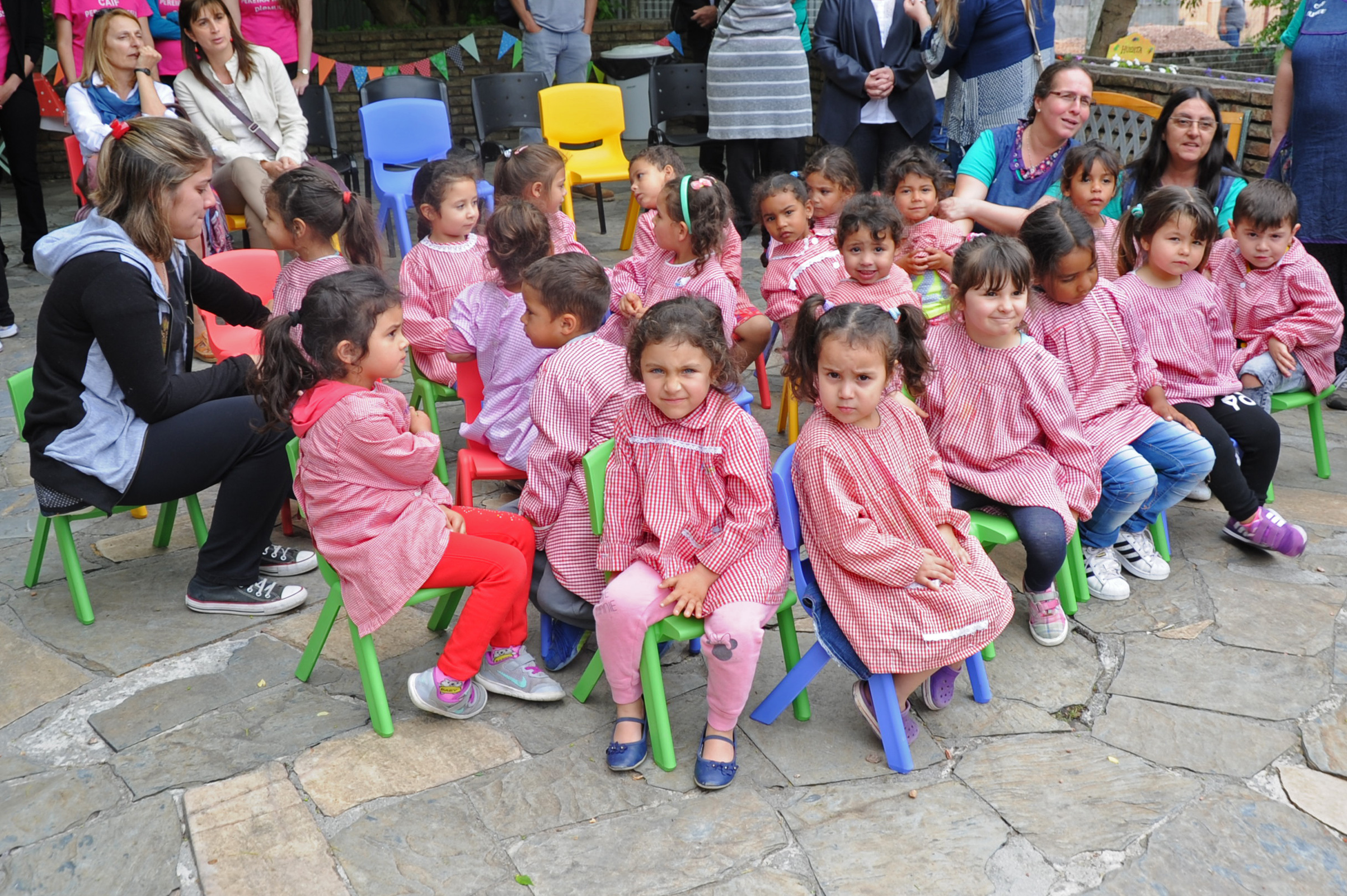 Niños en el acto de inauguración